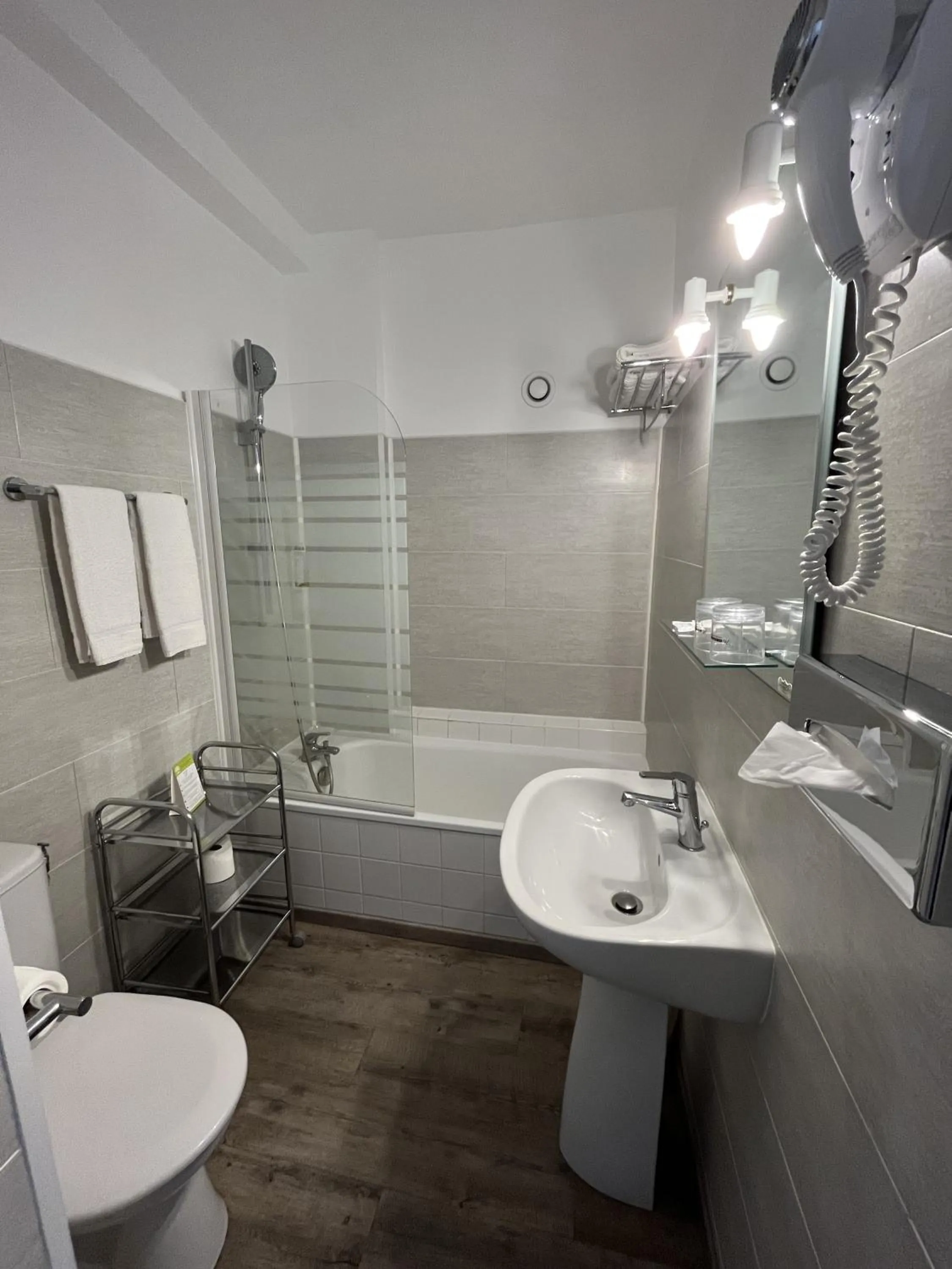 Bathroom in The Originals Boutique, Hôtel du Parc, Cavaillon