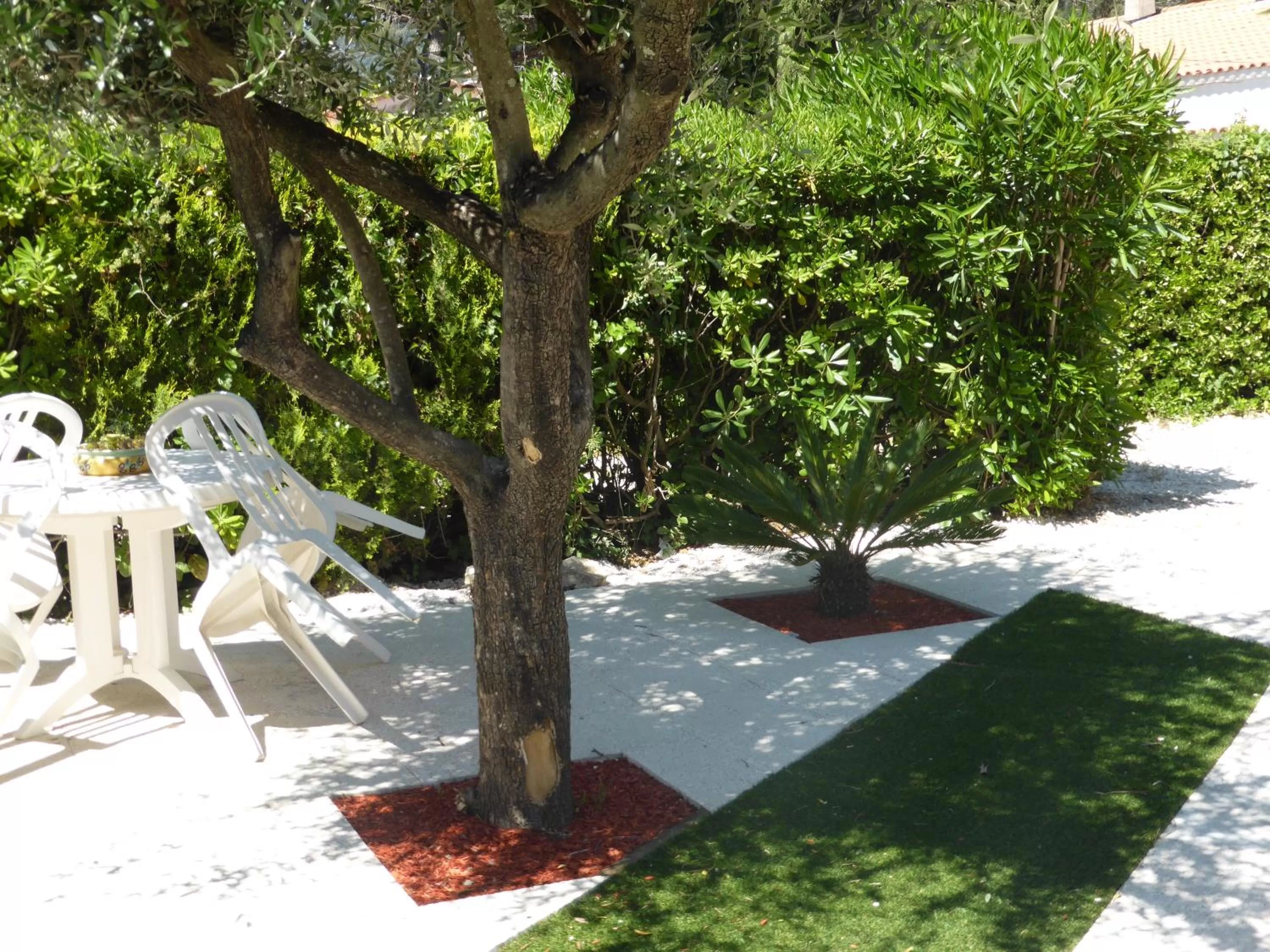 Patio in Hotel Le Golfe Bleu