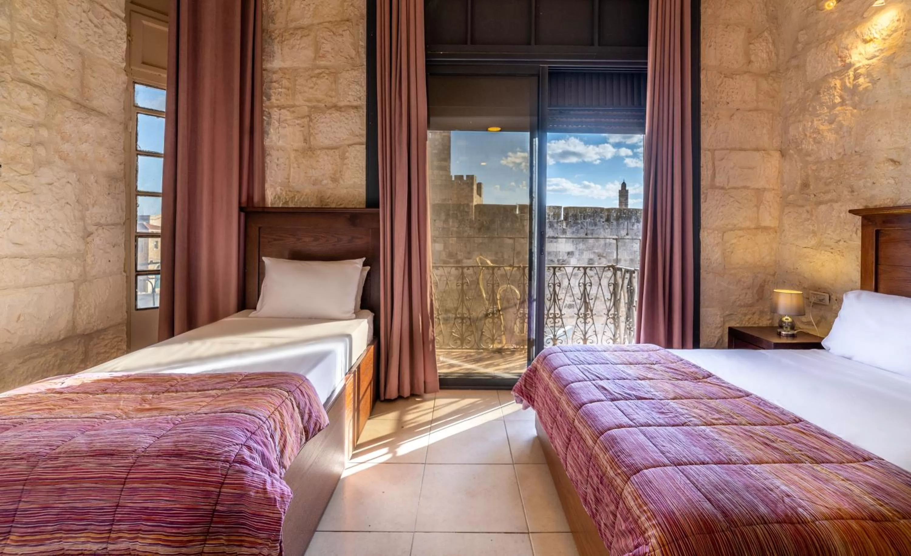 Photo of the whole room, Bed in New Imperial Hotel