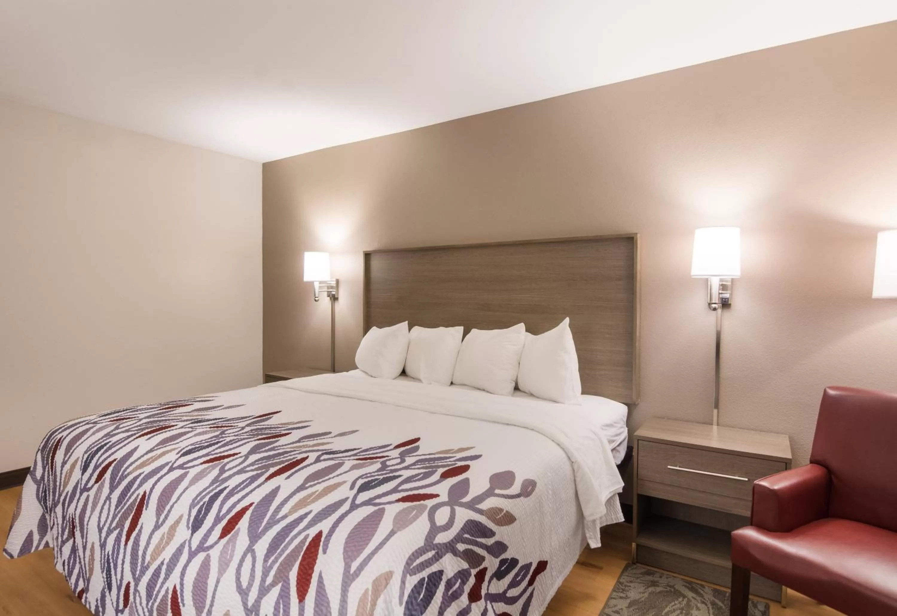 Photo of the whole room, Bed in Red Roof Inn Chester