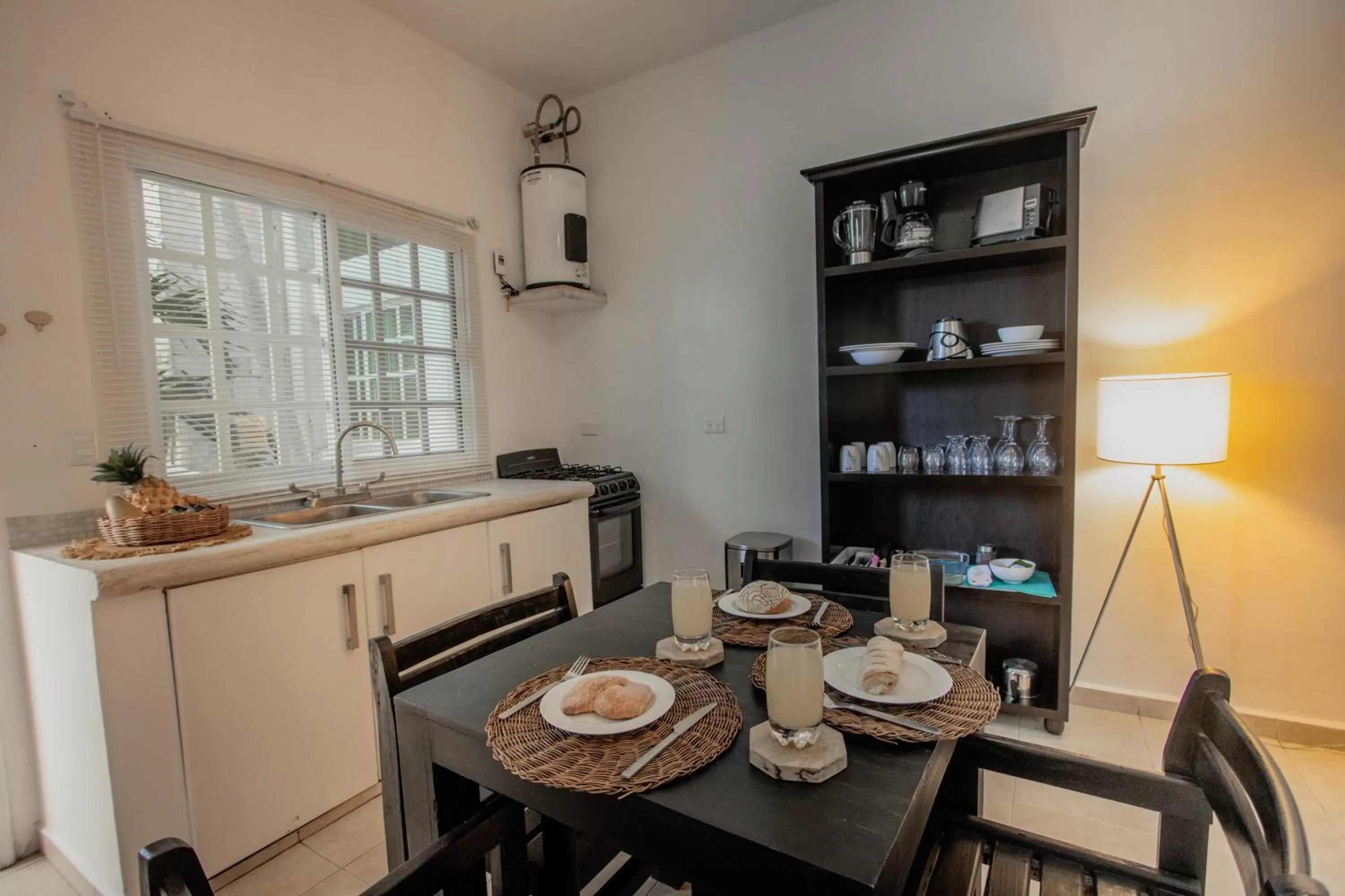 Dining Area in Nasim Condo Hotel con acceso BEACH CLUB GRATIS, metros 5th AVENIDA