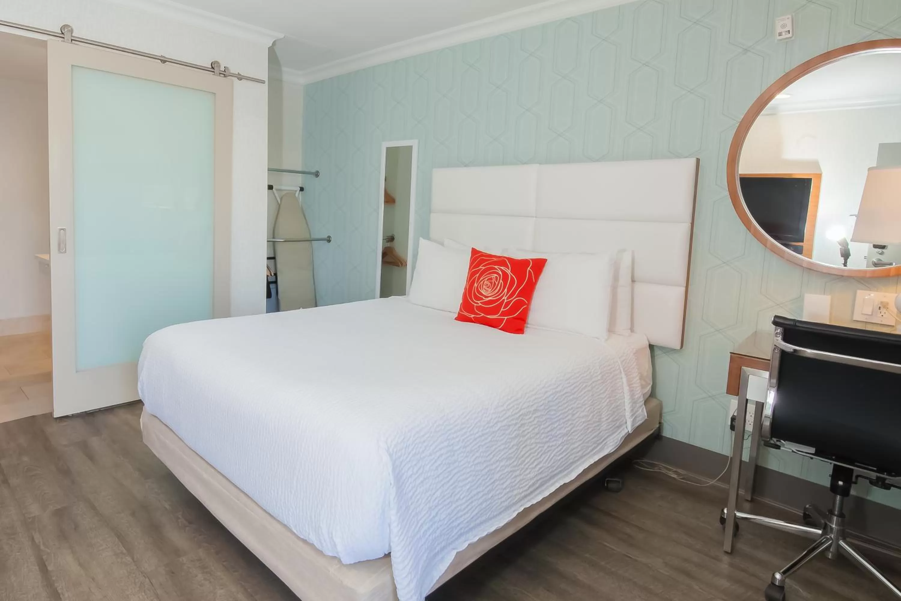 Bed in Pasadena Rose & Crown Hotel