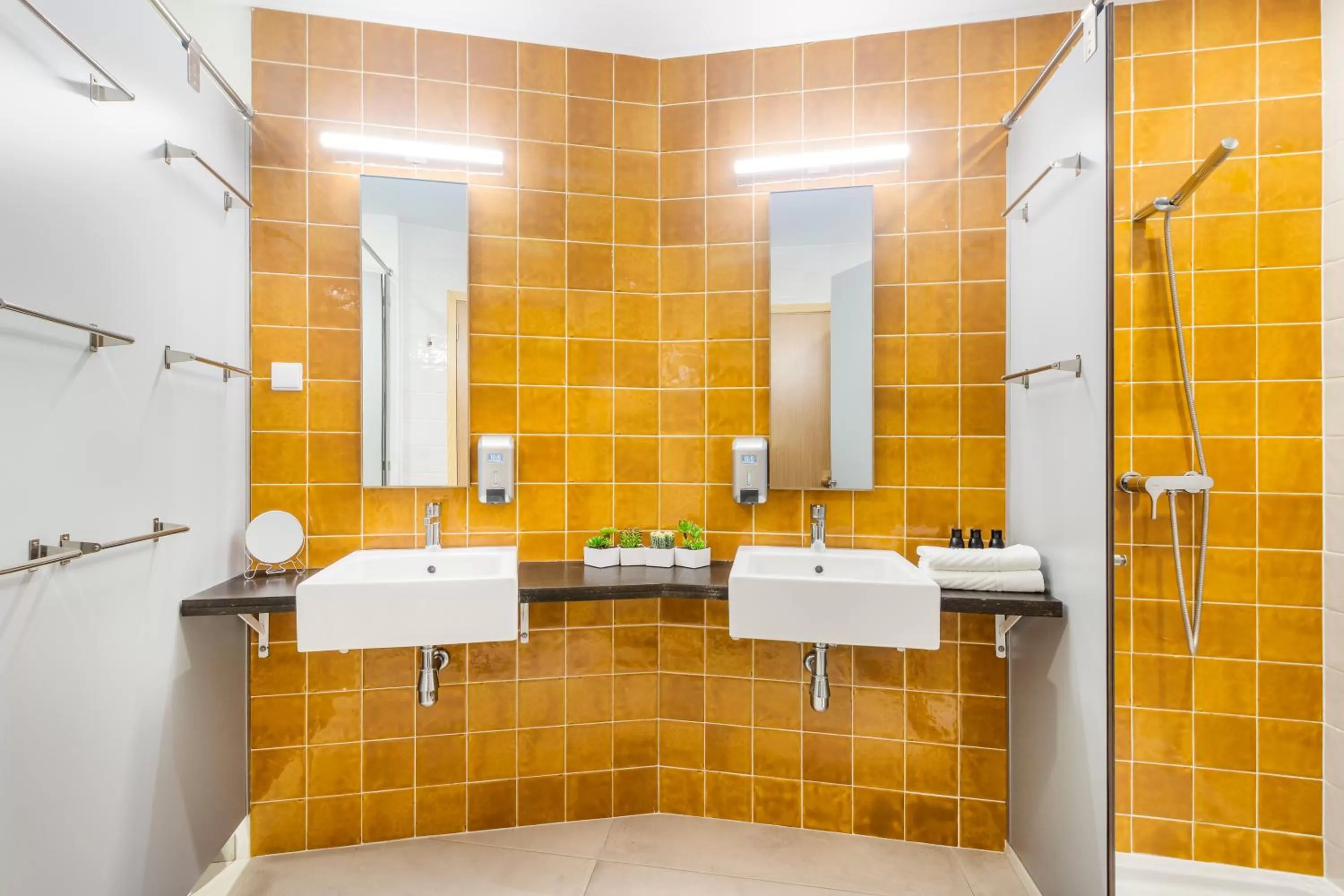 Shower in Bridge It - Suites & Views