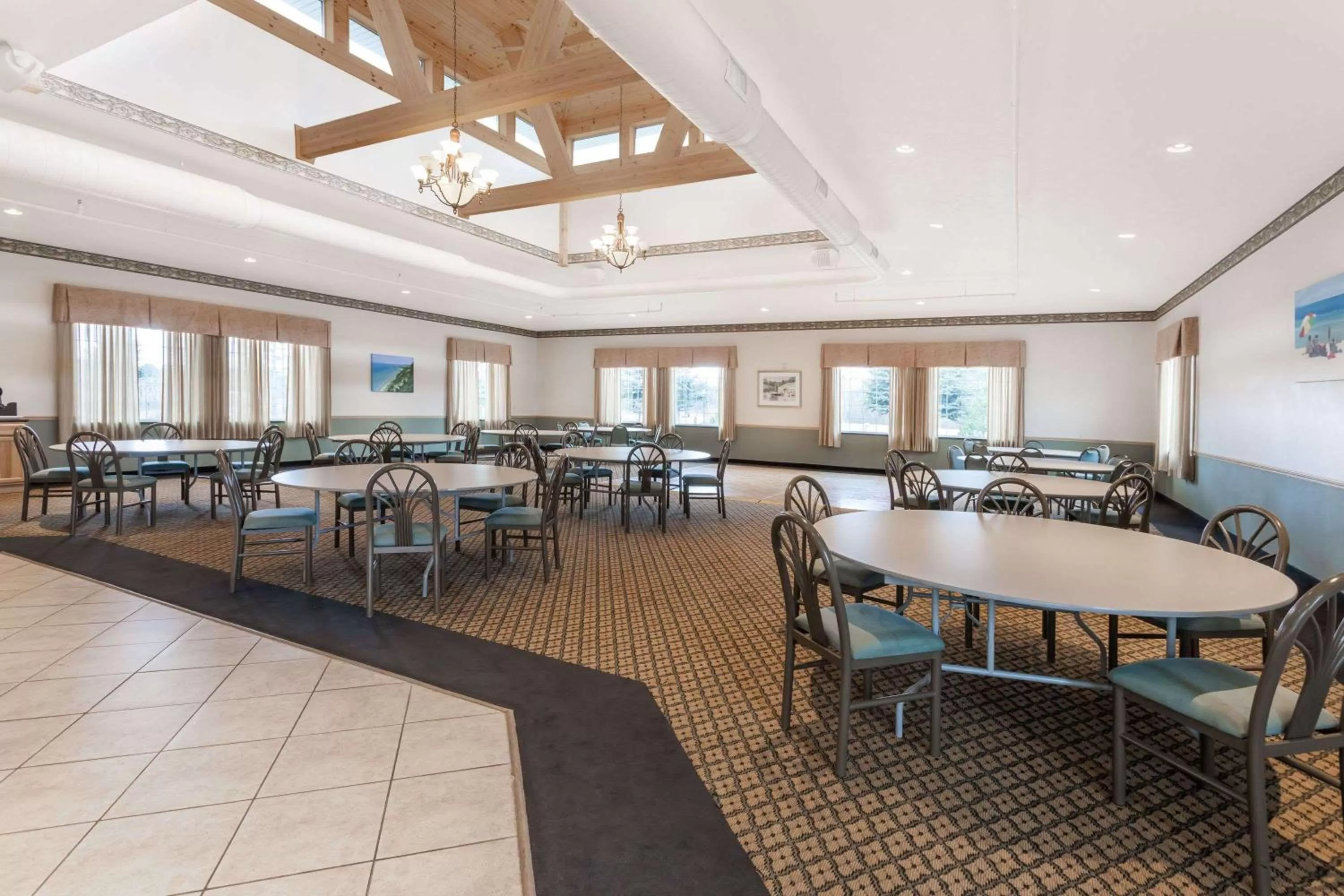 Restaurant/places to eat in Days Inn by Wyndham Pentwater