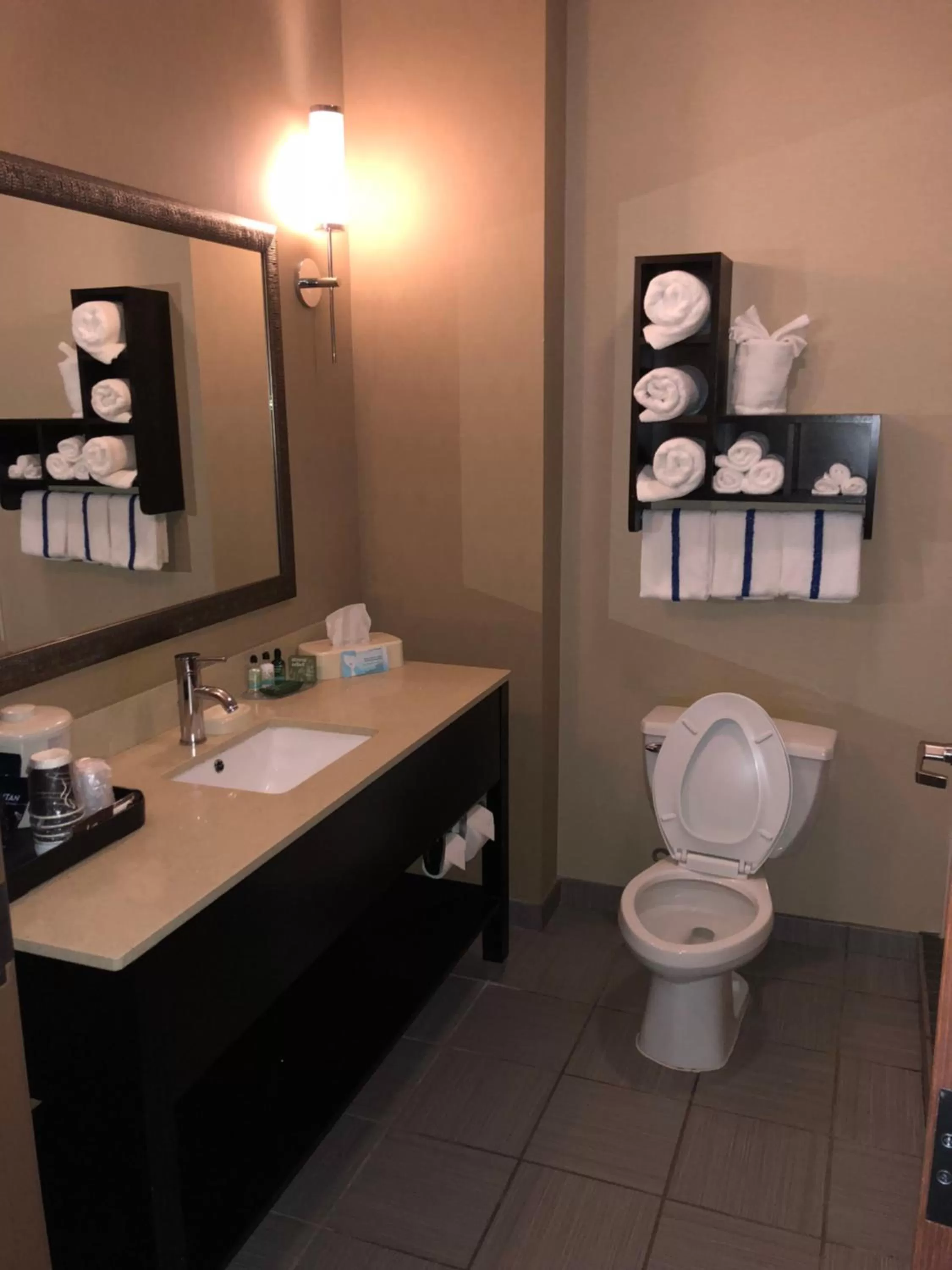 Countryview Inn & Suites