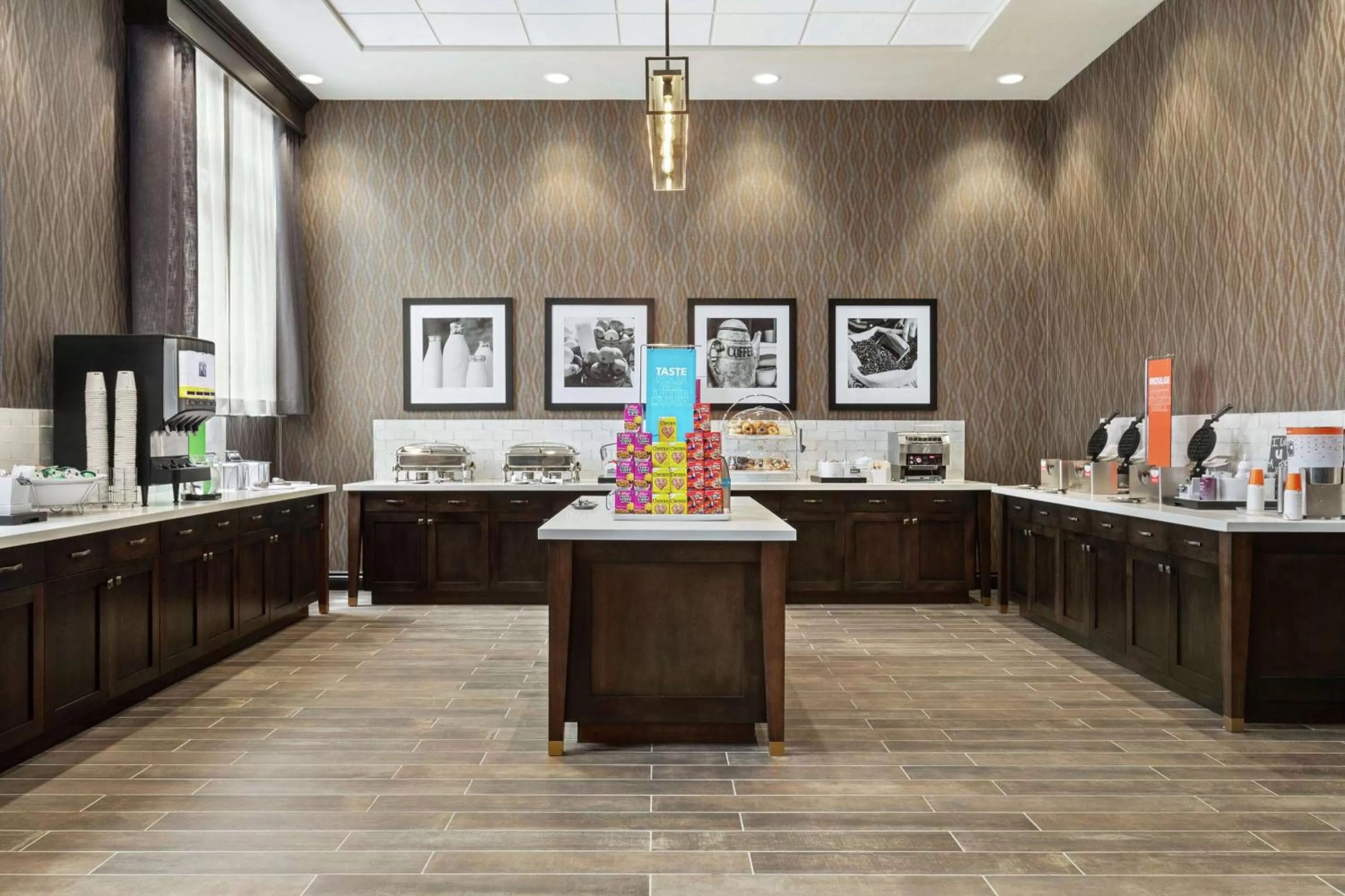 Breakfast in Hampton Inn Suites Kansas City Downtown Crossroads