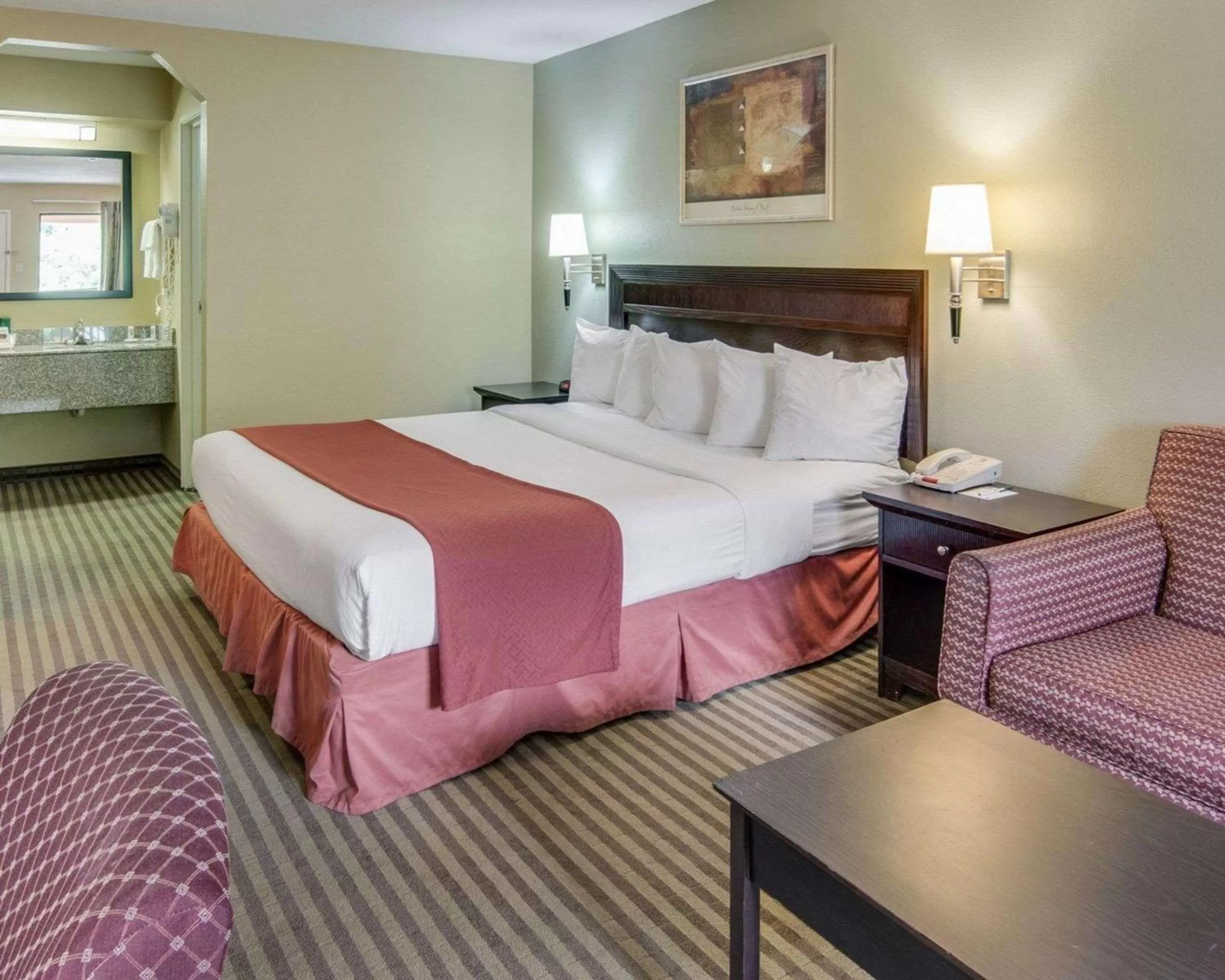 Photo of the whole room, Bed in Quality Inn Mt Pleasant