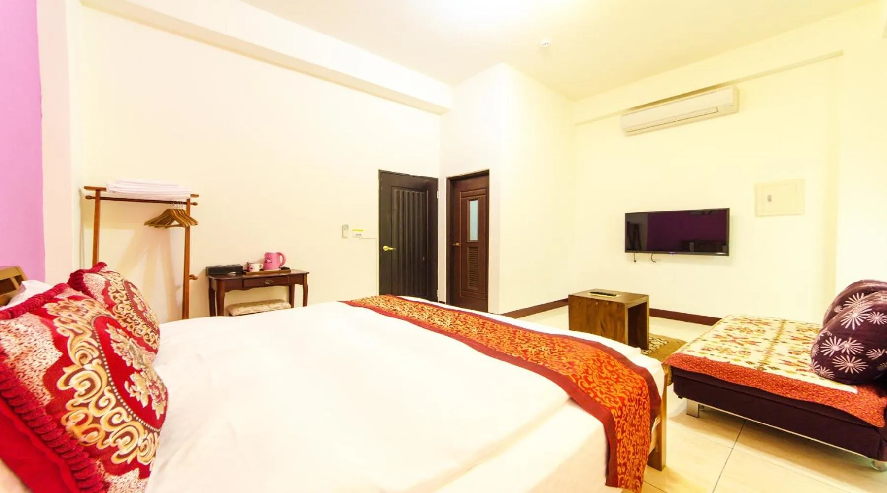 Photo of the whole room, Bed in 相遇民宿Encounter Hostel - 證號 2153-附車位-English welcome