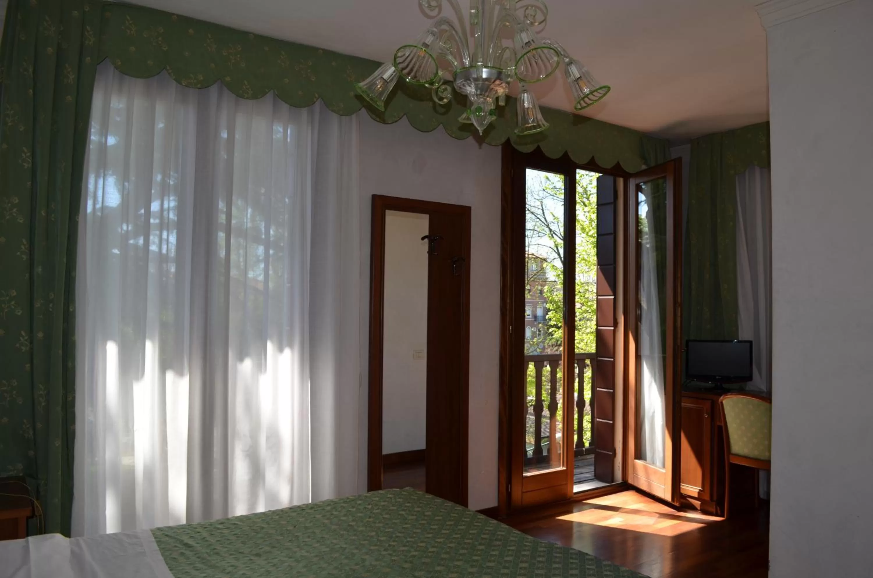 Photo of the whole room, Bed in Hotel Villa Cipro