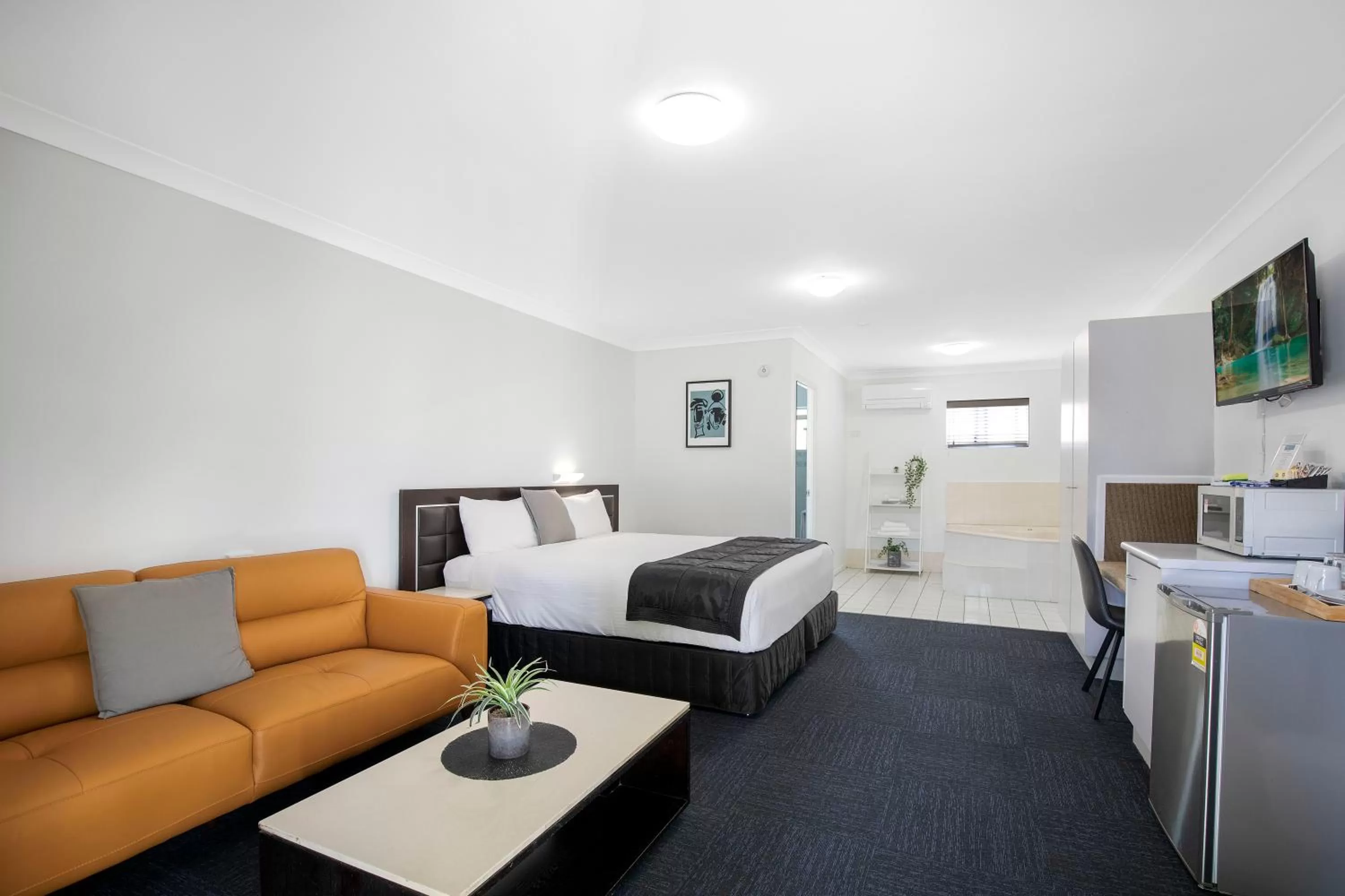 Property building, Bed in Comfort Inn North Brisbane
