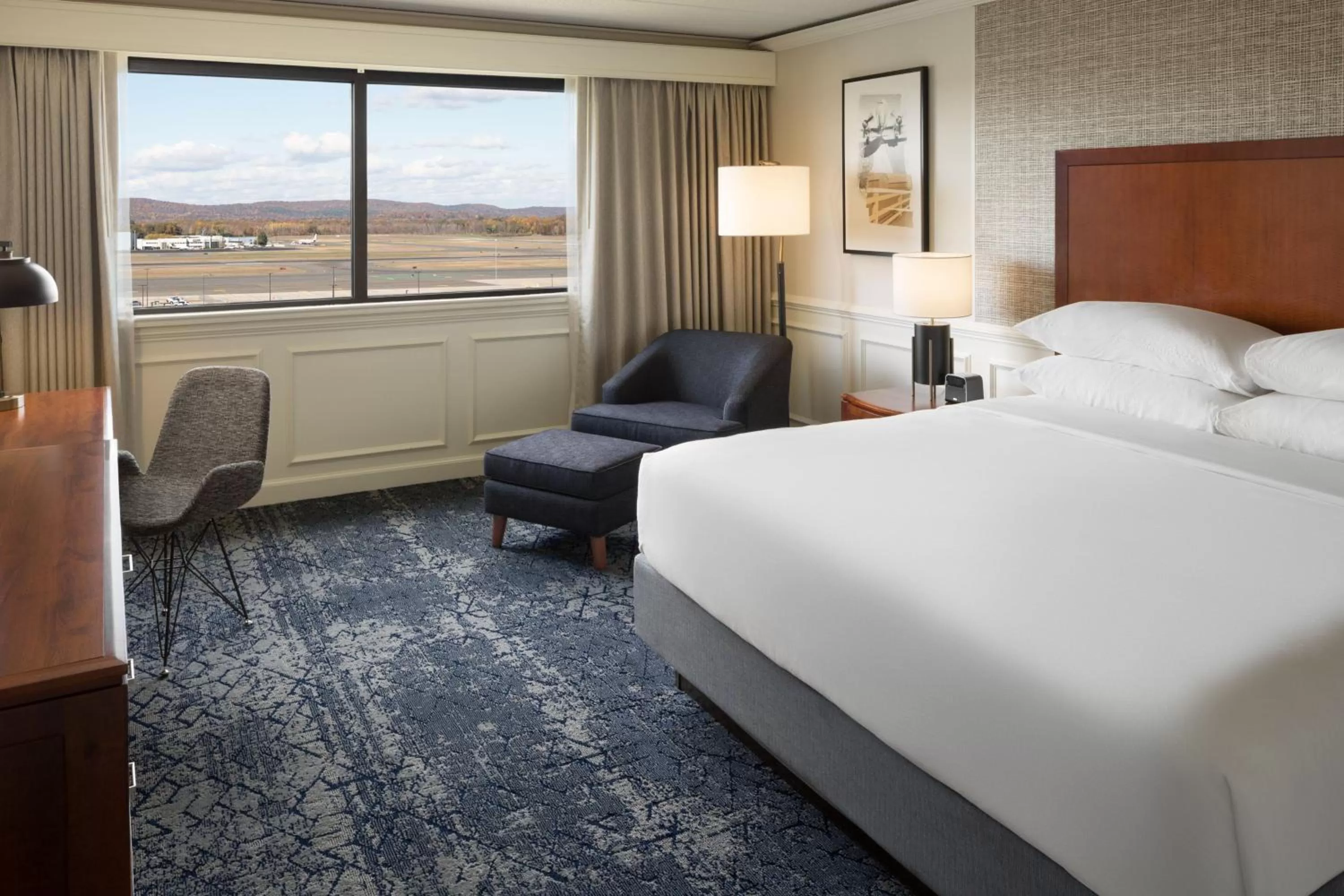 Photo of the whole room, Bed in Sheraton Hartford Hotel at Bradley Airport