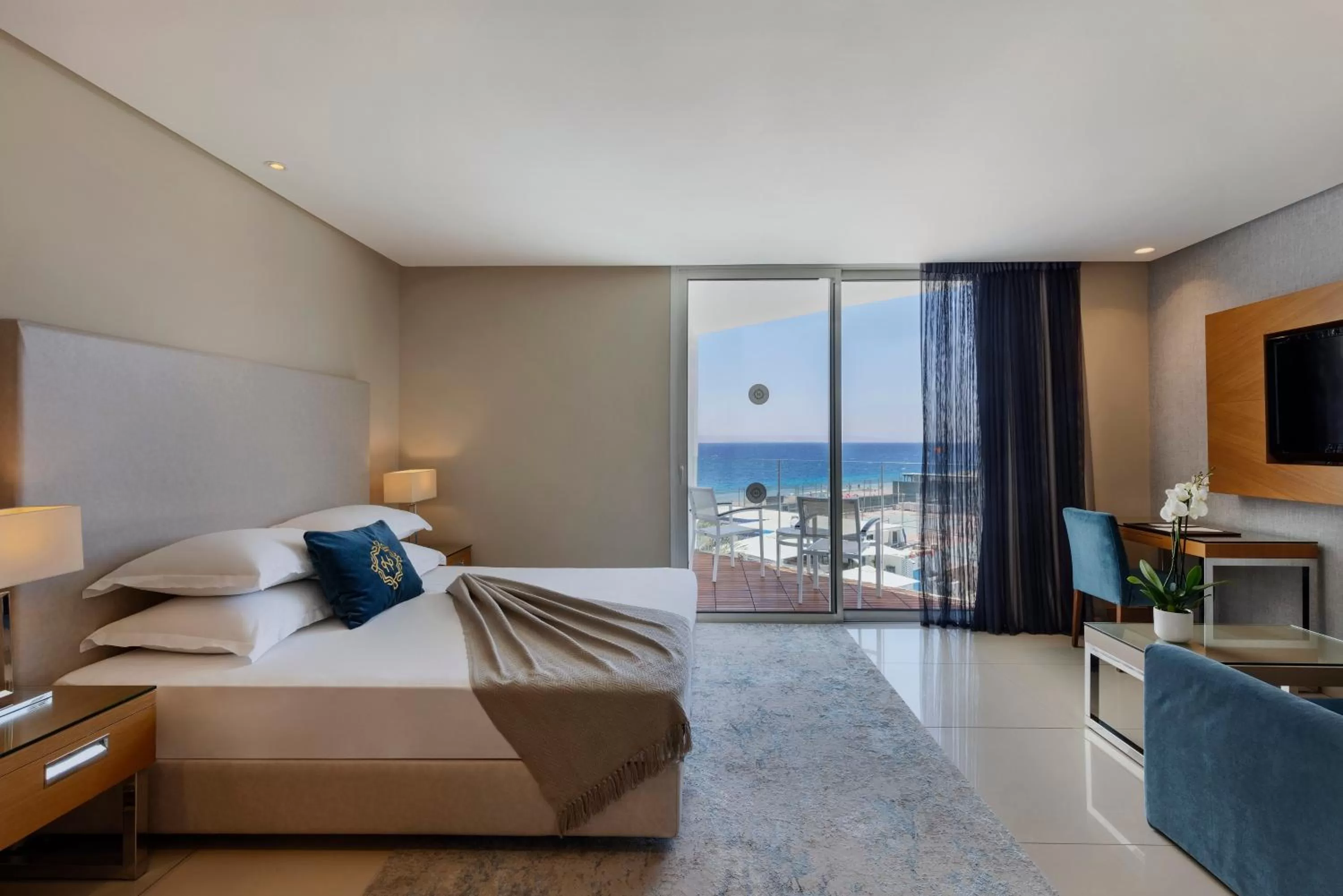 Living room, Bed in Herbert Samuel The Reef Eilat