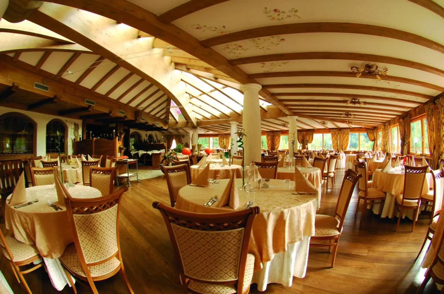 Restaurant/places to eat in Hotel Shandranj