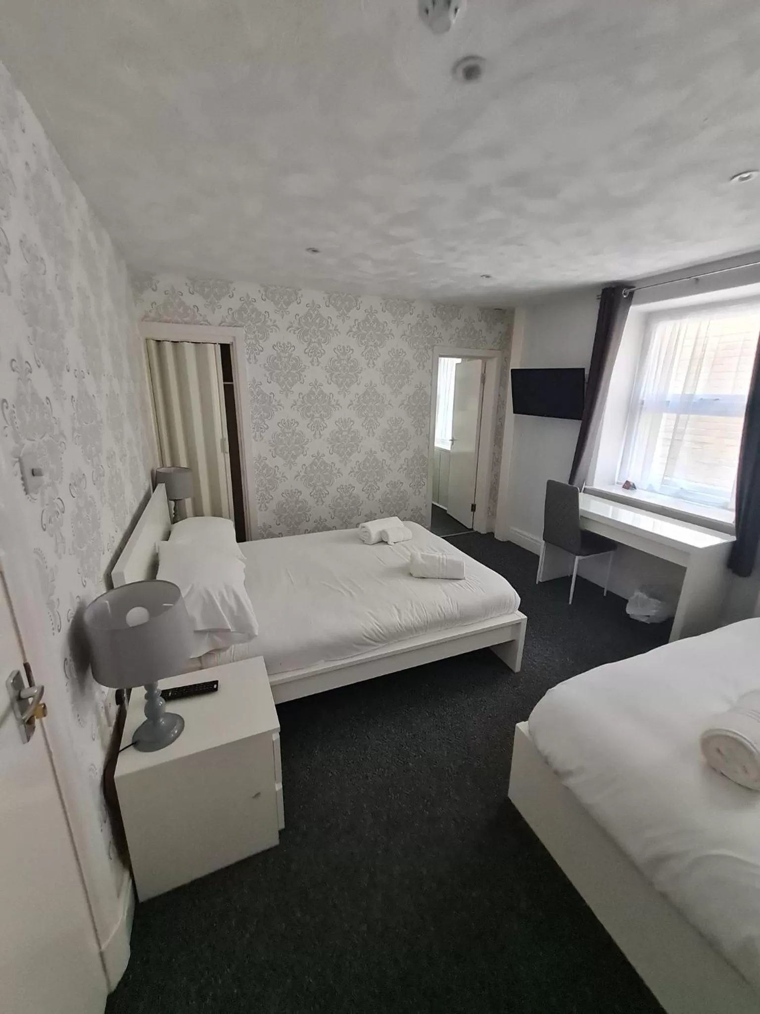 Coffee/tea facilities, Bed in Queens Plaza Hotel