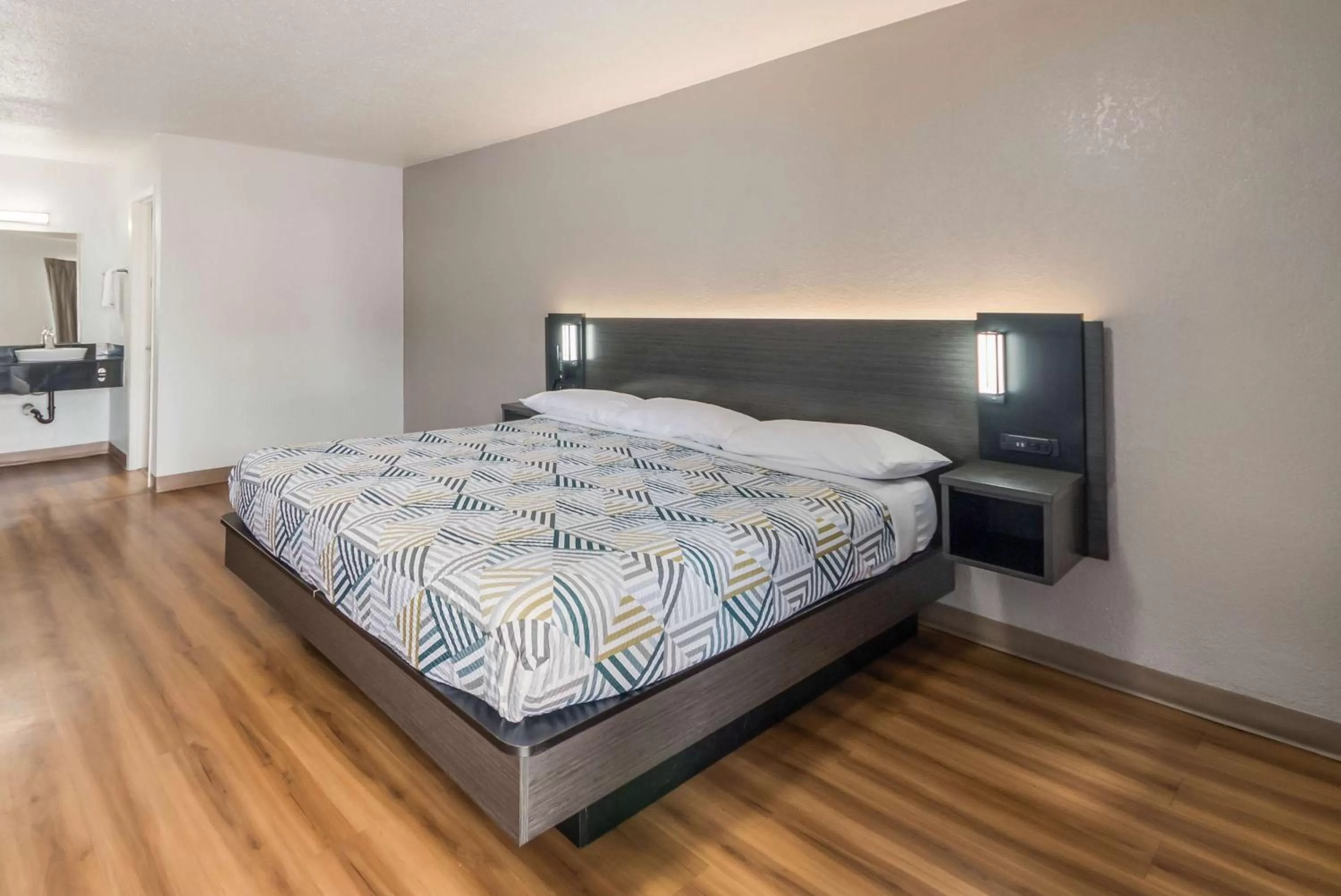 Photo of the whole room, Bed in Studio 6 Laredo, Tx - North I-35