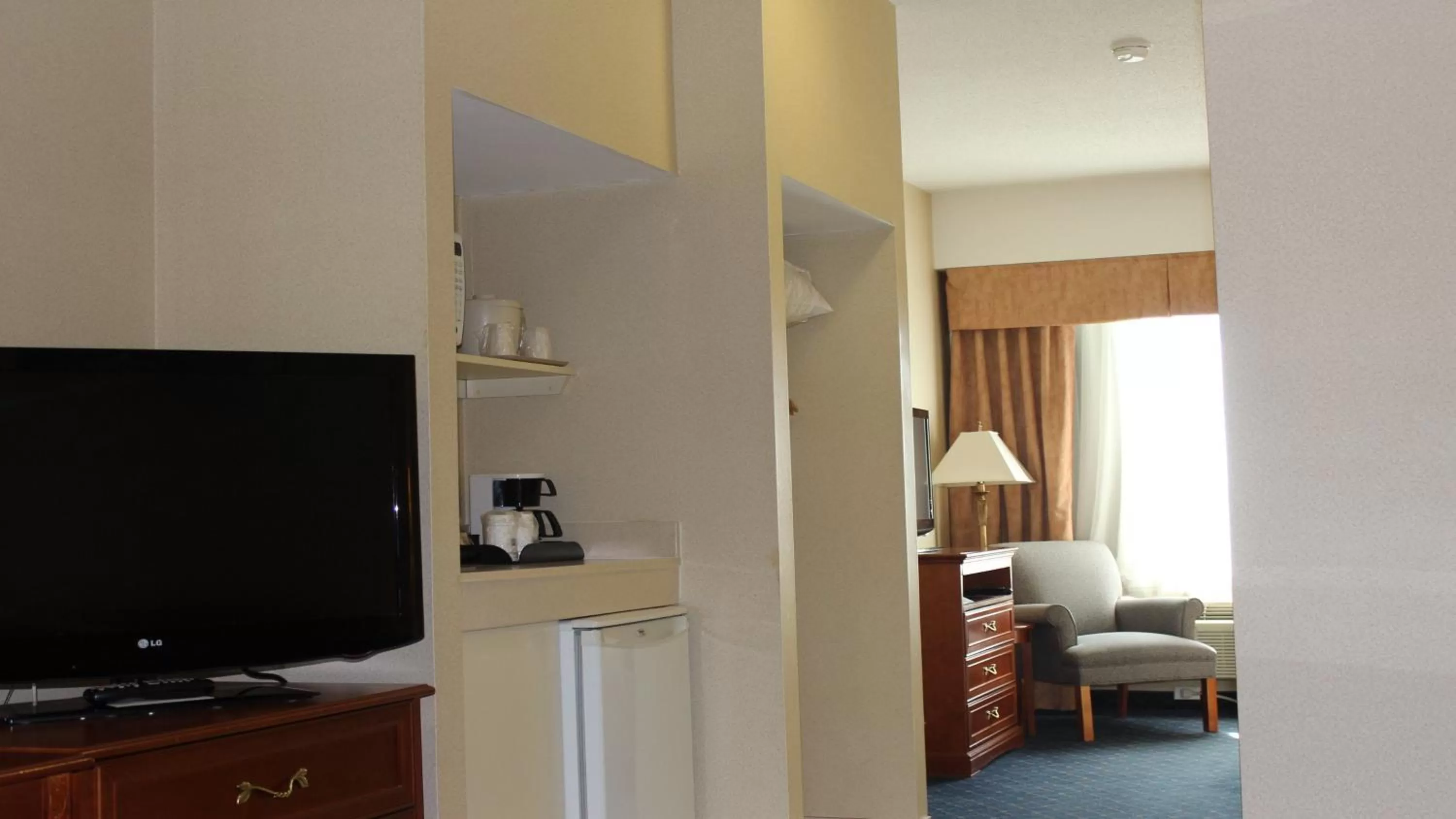 Photo of the whole room, Bed in Holiday Inn Express Hotel & Suites Barrie by IHG