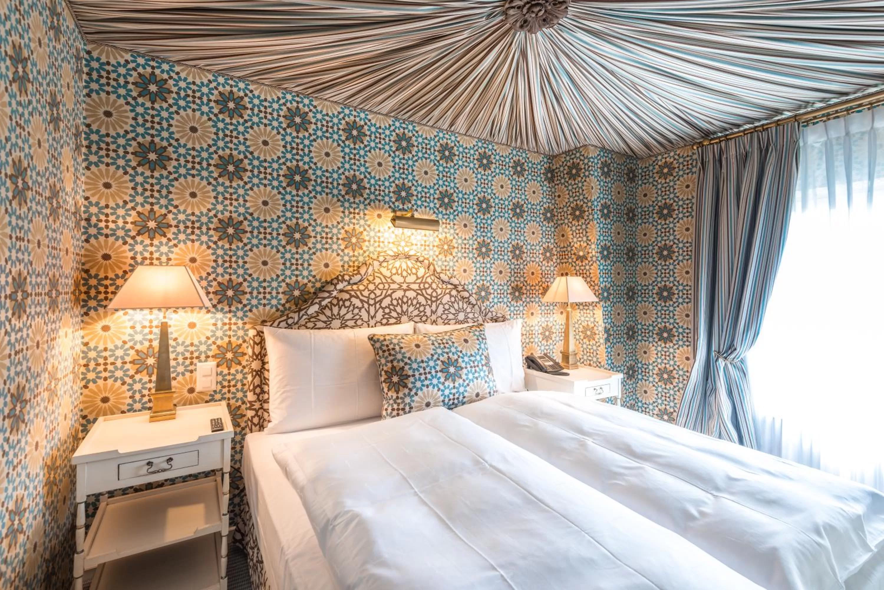 Photo of the whole room, Bed in Château Gütsch