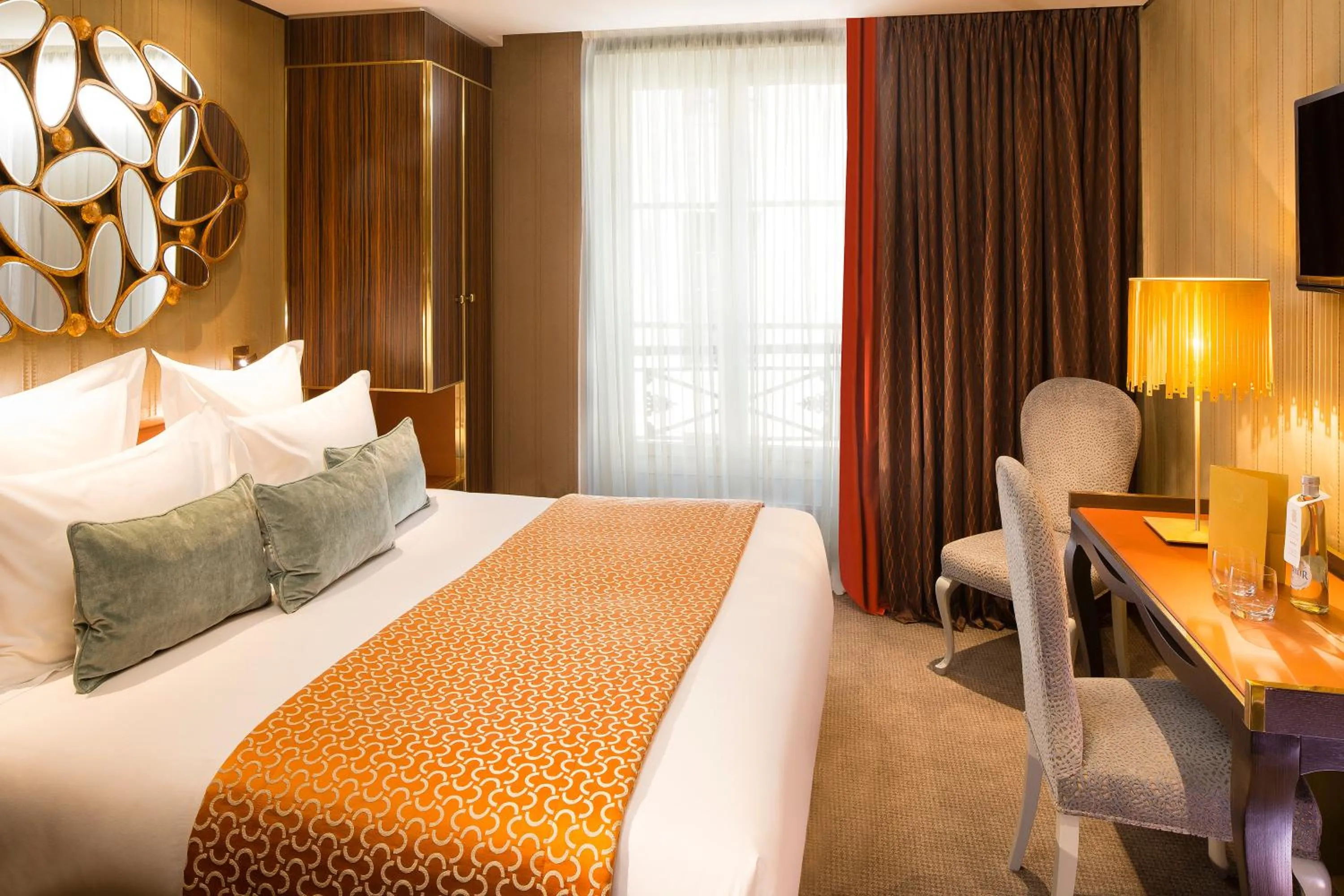 Property building, Bed in Hôtel Baume