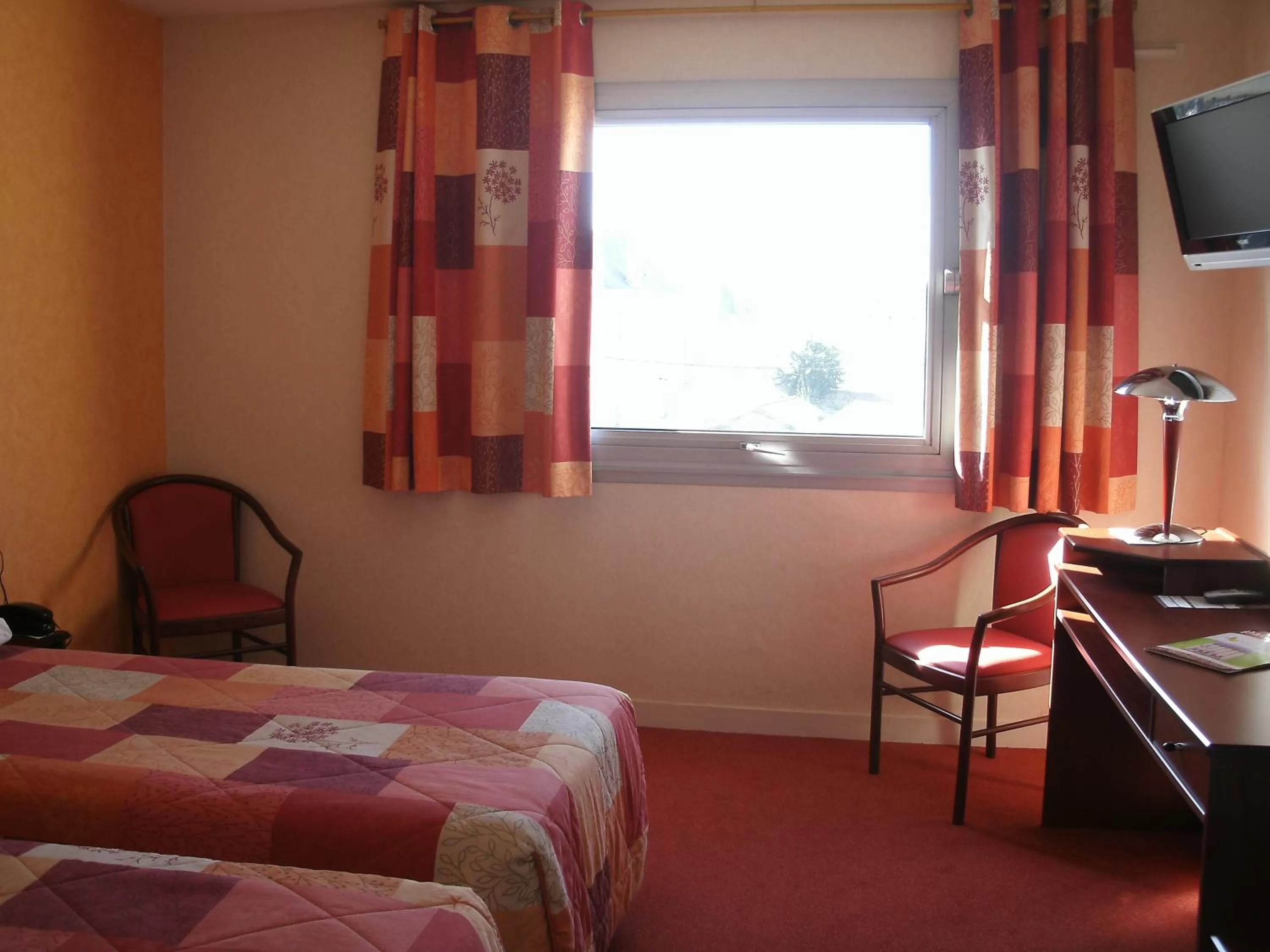 Twin Room with Bath in Cit'Hotel Saint Jacques