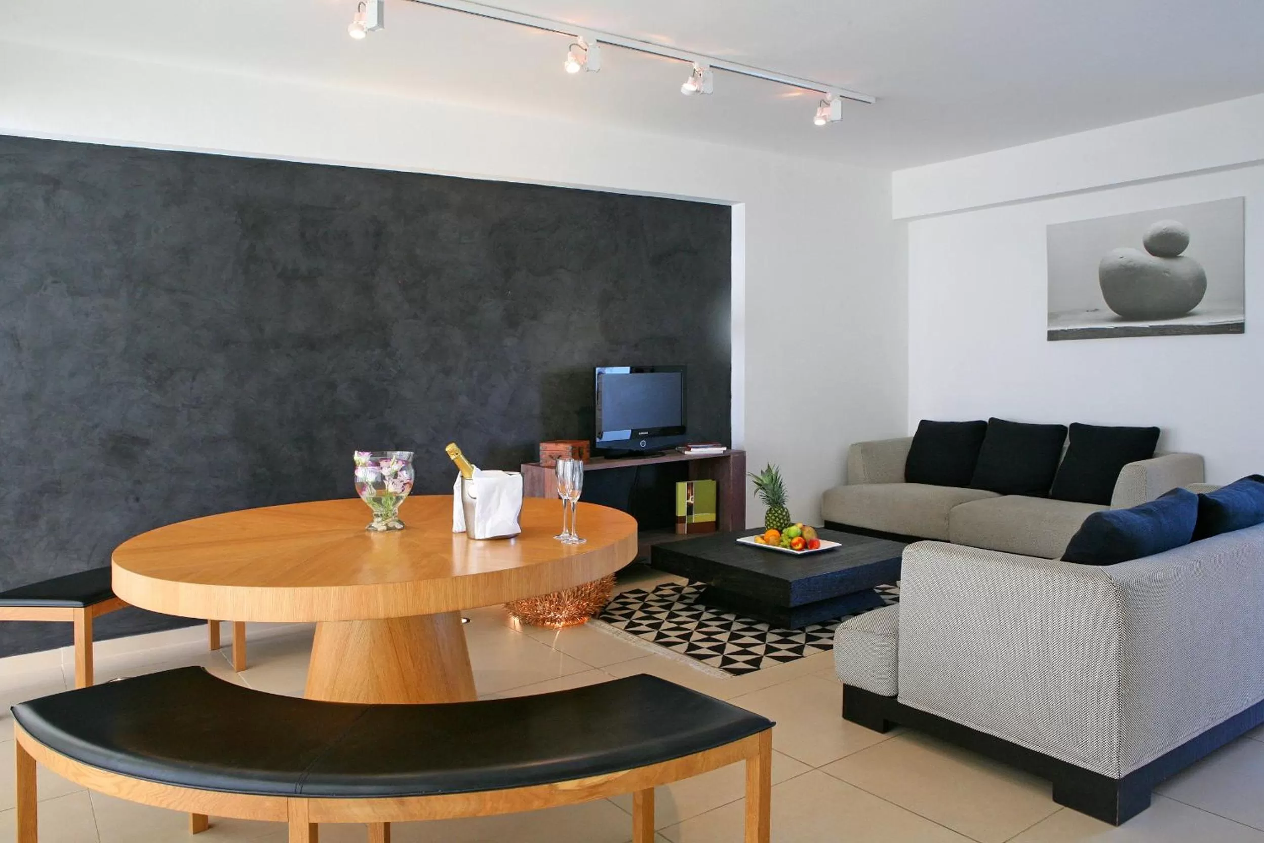 Living room in Napa Mermaid Hotel & Suites