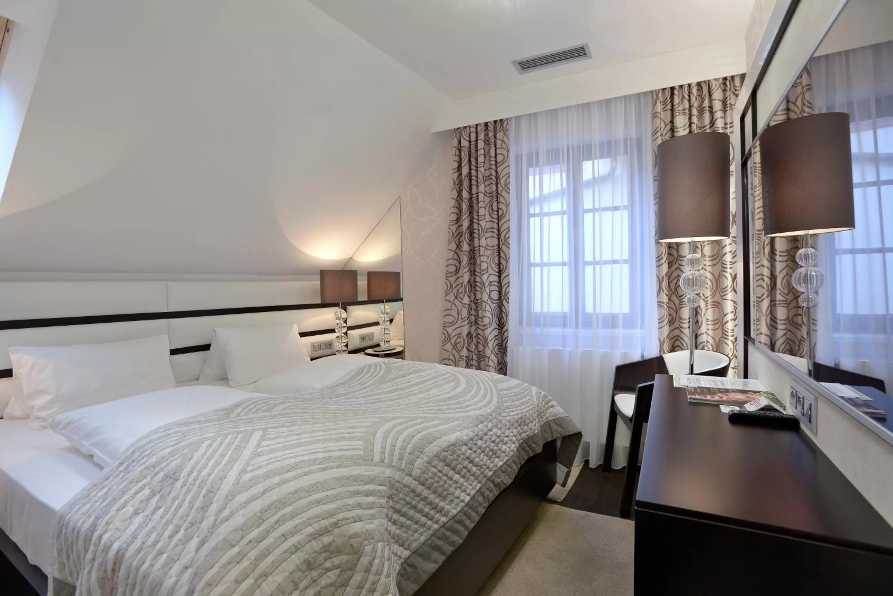 Bedroom, Bed in Hotel Grand