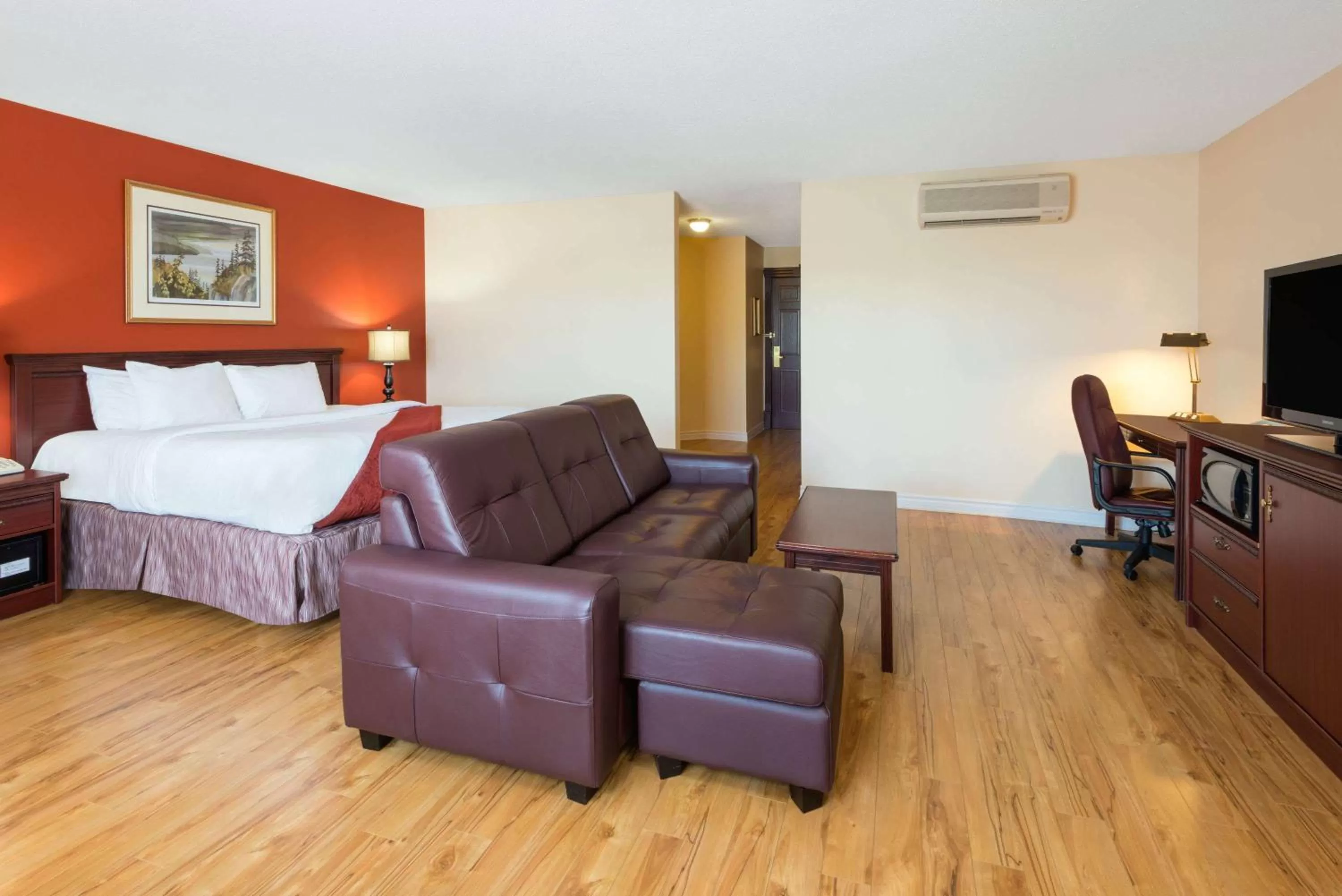 Photo of the whole room, Bed in Ramada Plaza by Wyndham Gatineau/Manoir du Casino