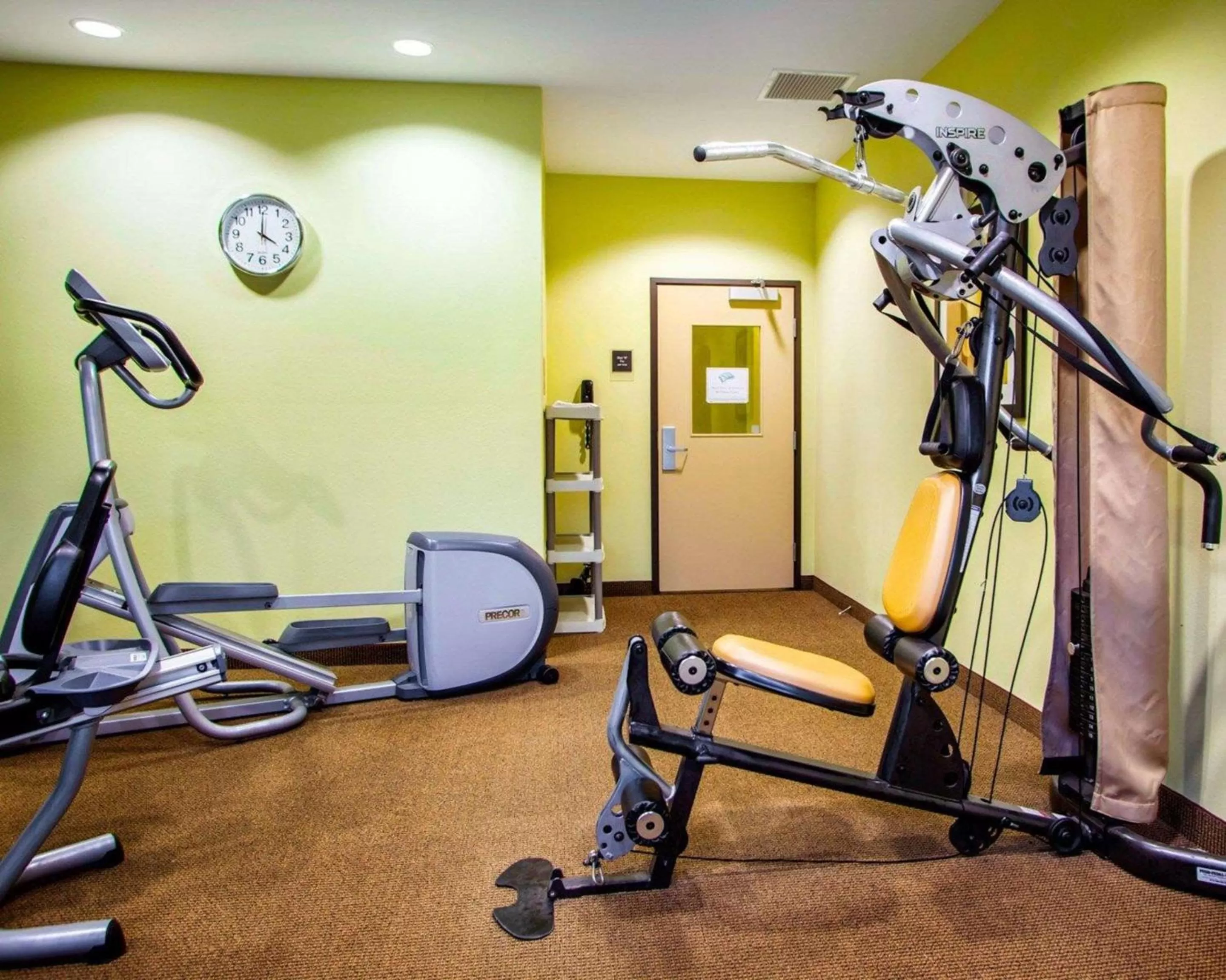 Fitness centre/facilities in Suburban Studios Cedar Falls