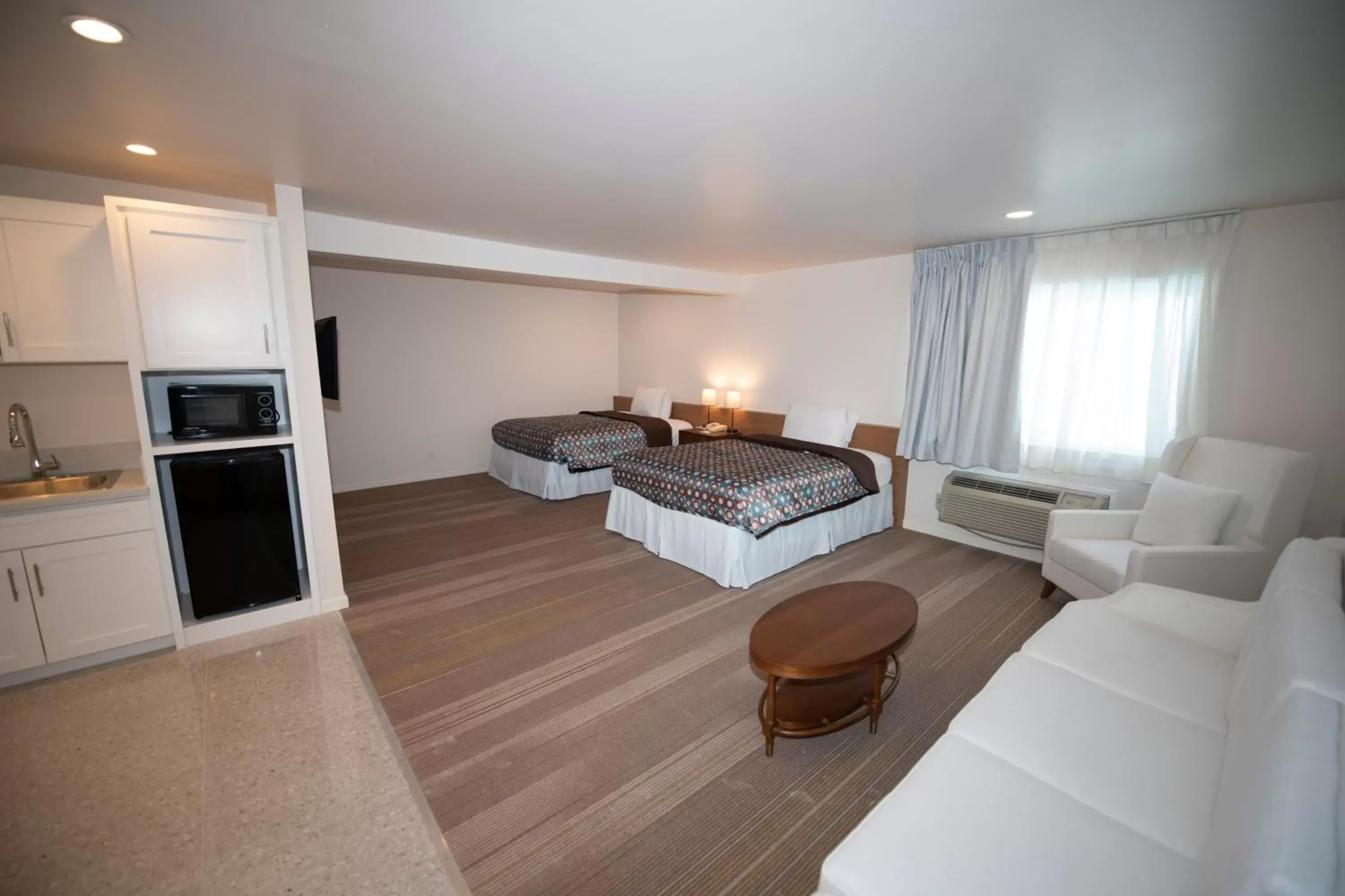 Deluxe Family Room in Brookhurst Plaza Inn Deluxe Family Room in Brookhurst Plaza Inn