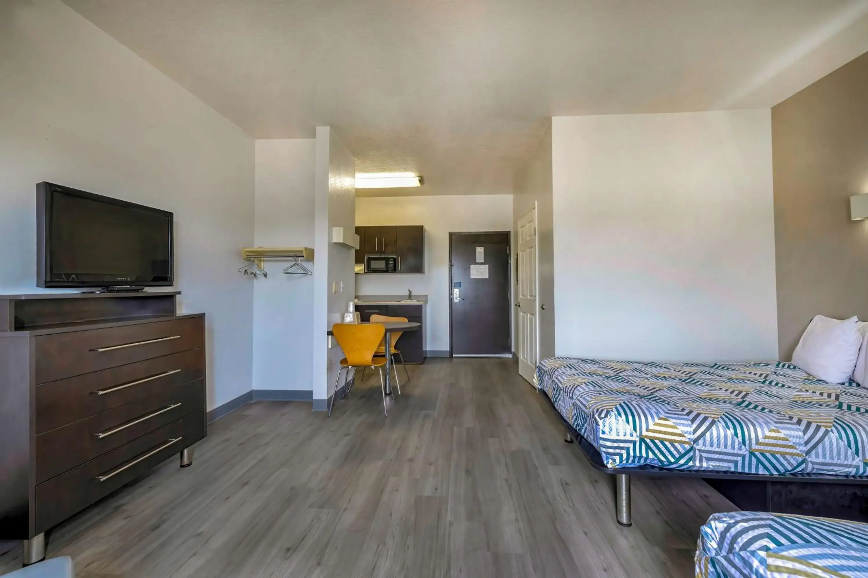 Deluxe Quadruple Room - single occupancy - Smoking in Motel 6-Cedar Park, TX Deluxe Quadruple Room - single occupancy - Smoking in Motel 6-Cedar Park, TX