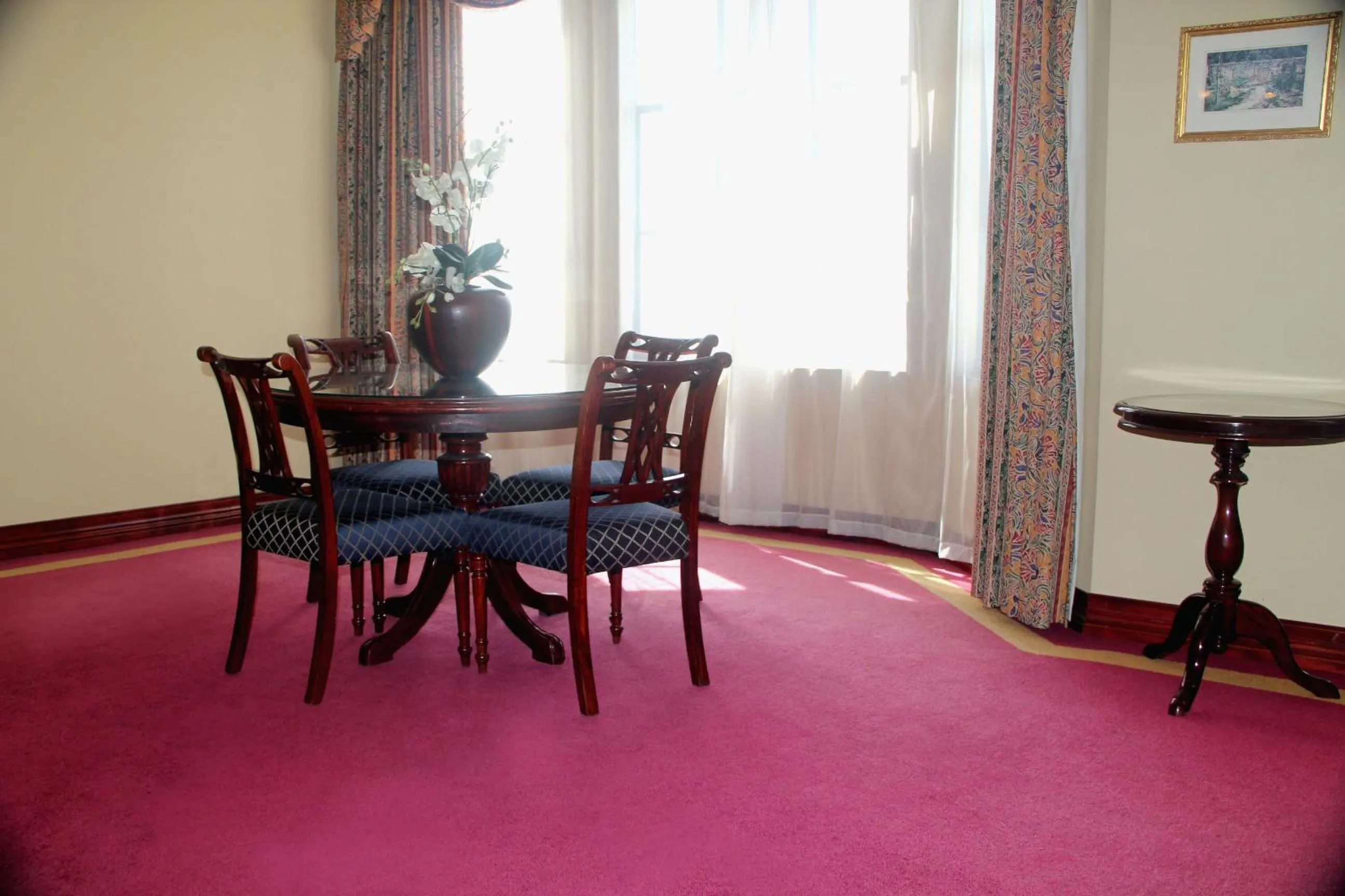 Dining area in VR Hamilton