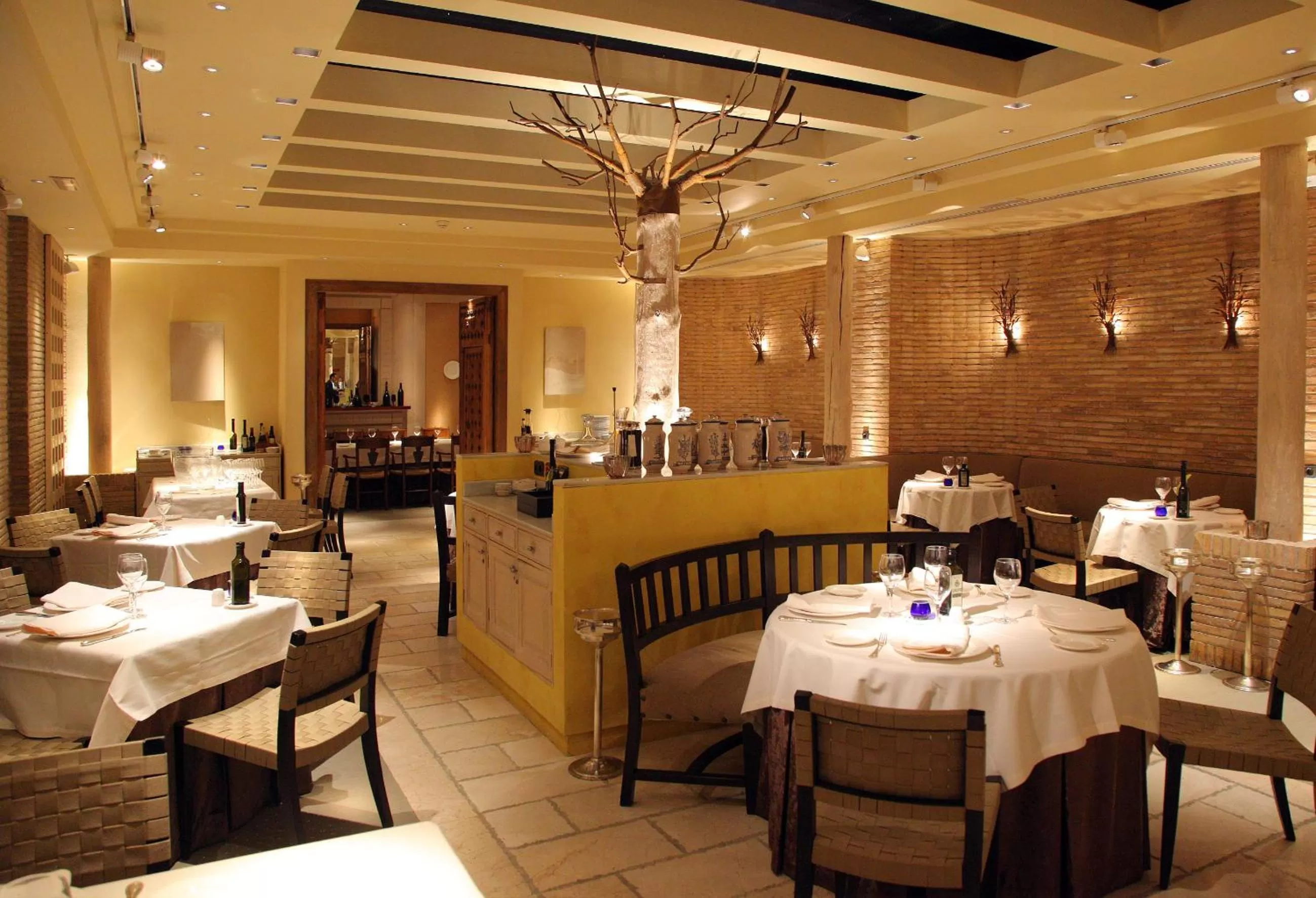 Restaurant/places to eat in Hotel Palafox