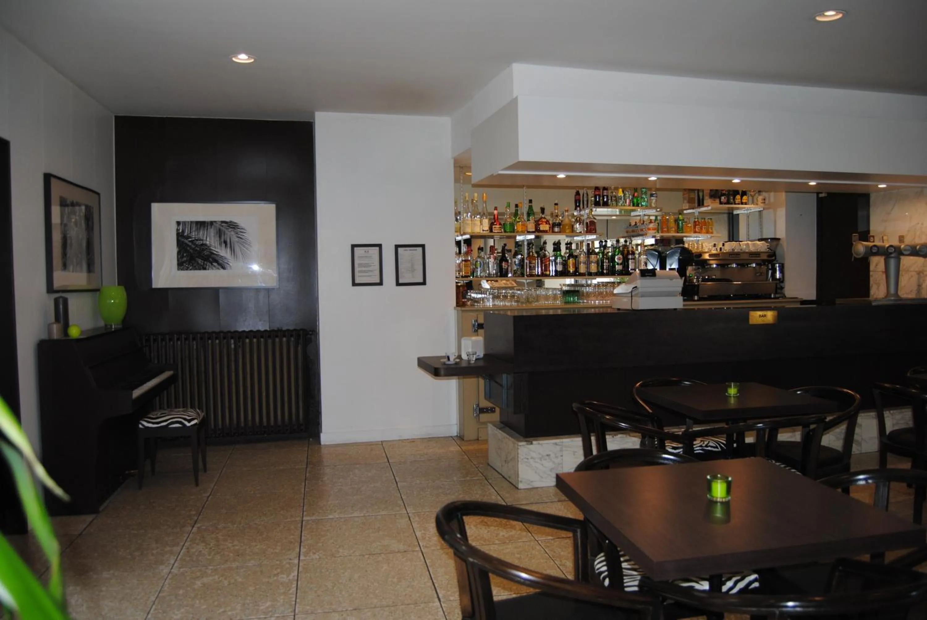 Lounge or bar in Adonis Lourdes - Notre Dame de la Sarte