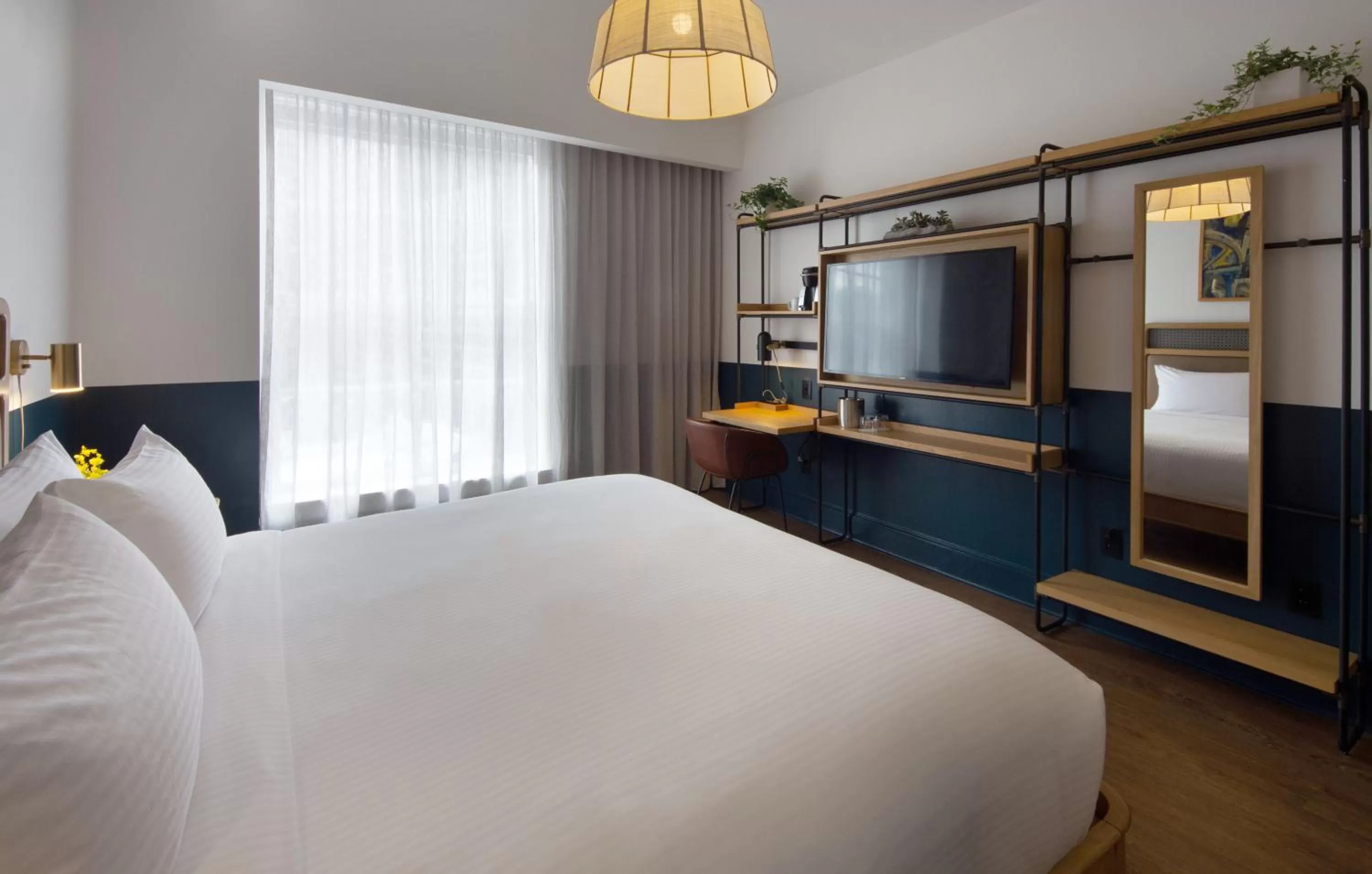 TV and multimedia, Bed in Hotel Theo New Orleans, Tapestry Collection by Hilton