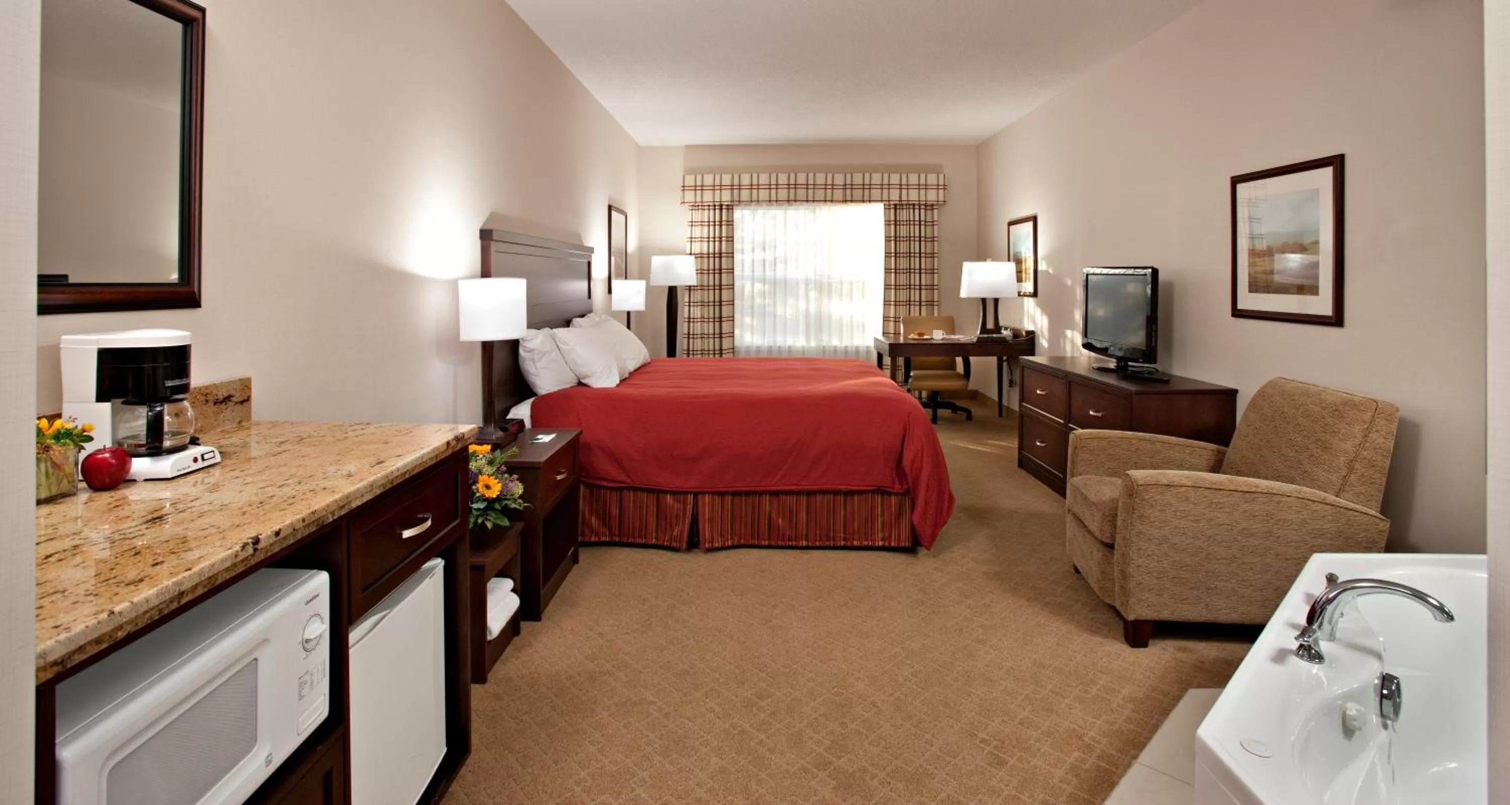 Photo of the whole room, Bed in Country Inn & Suites by Radisson, Calgary-Northeast