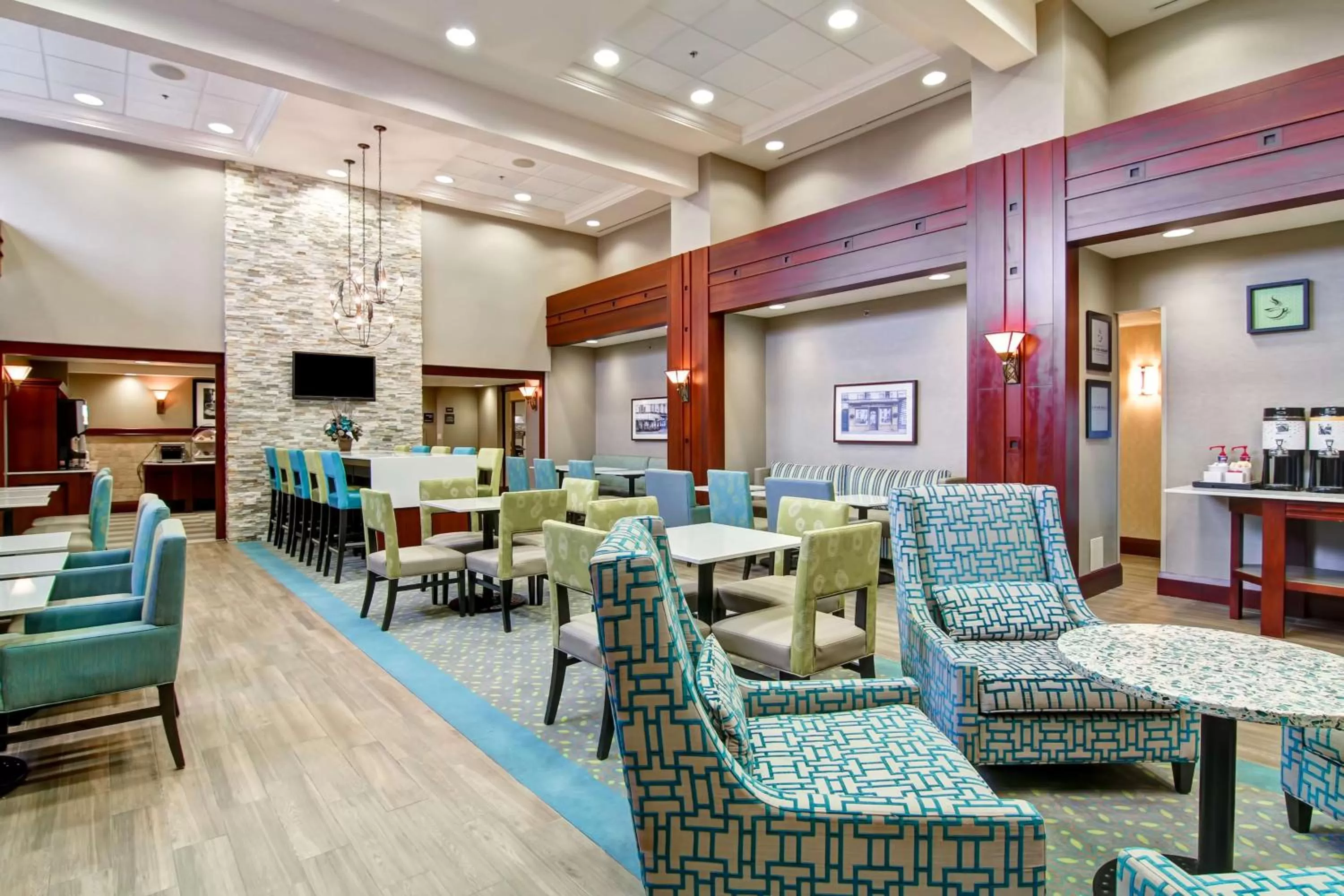 Lounge or bar in Hampton Inn & Suites Guelph