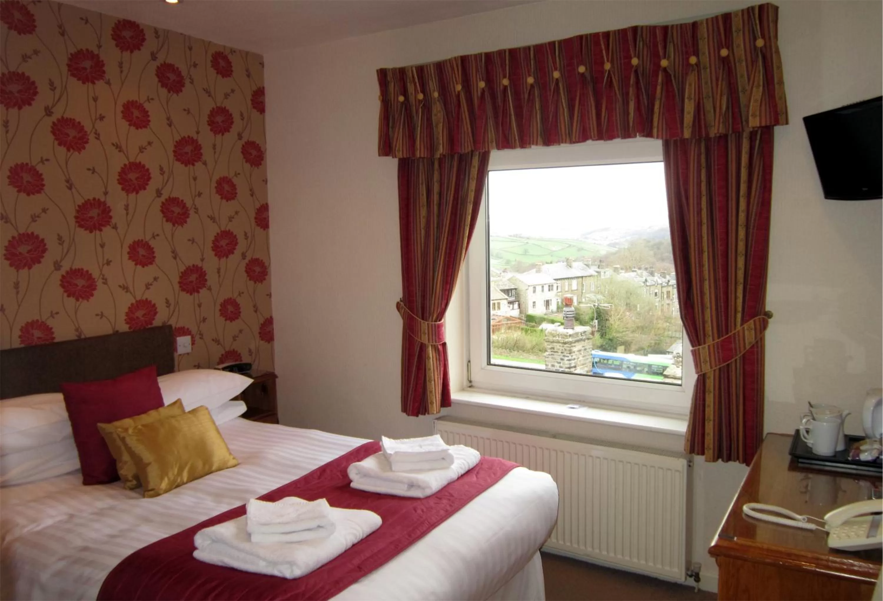 Bedroom, Bed in The Old White Lion Hotel