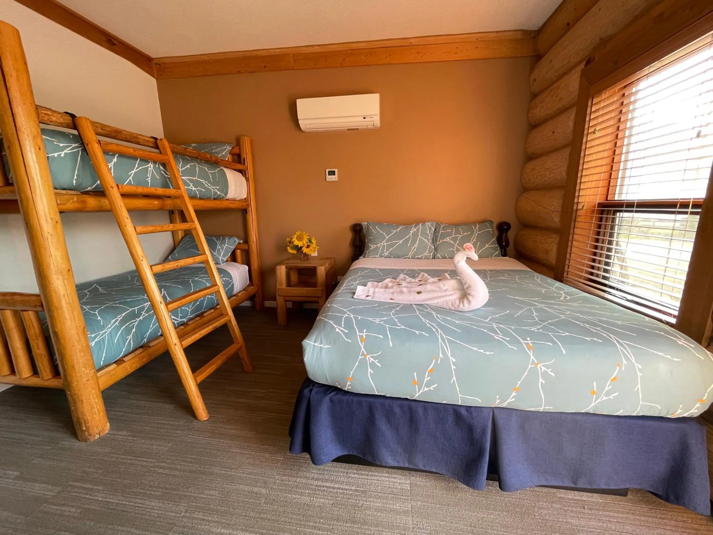 Photo of the whole room, Bed in Bear's Claw Lodge
