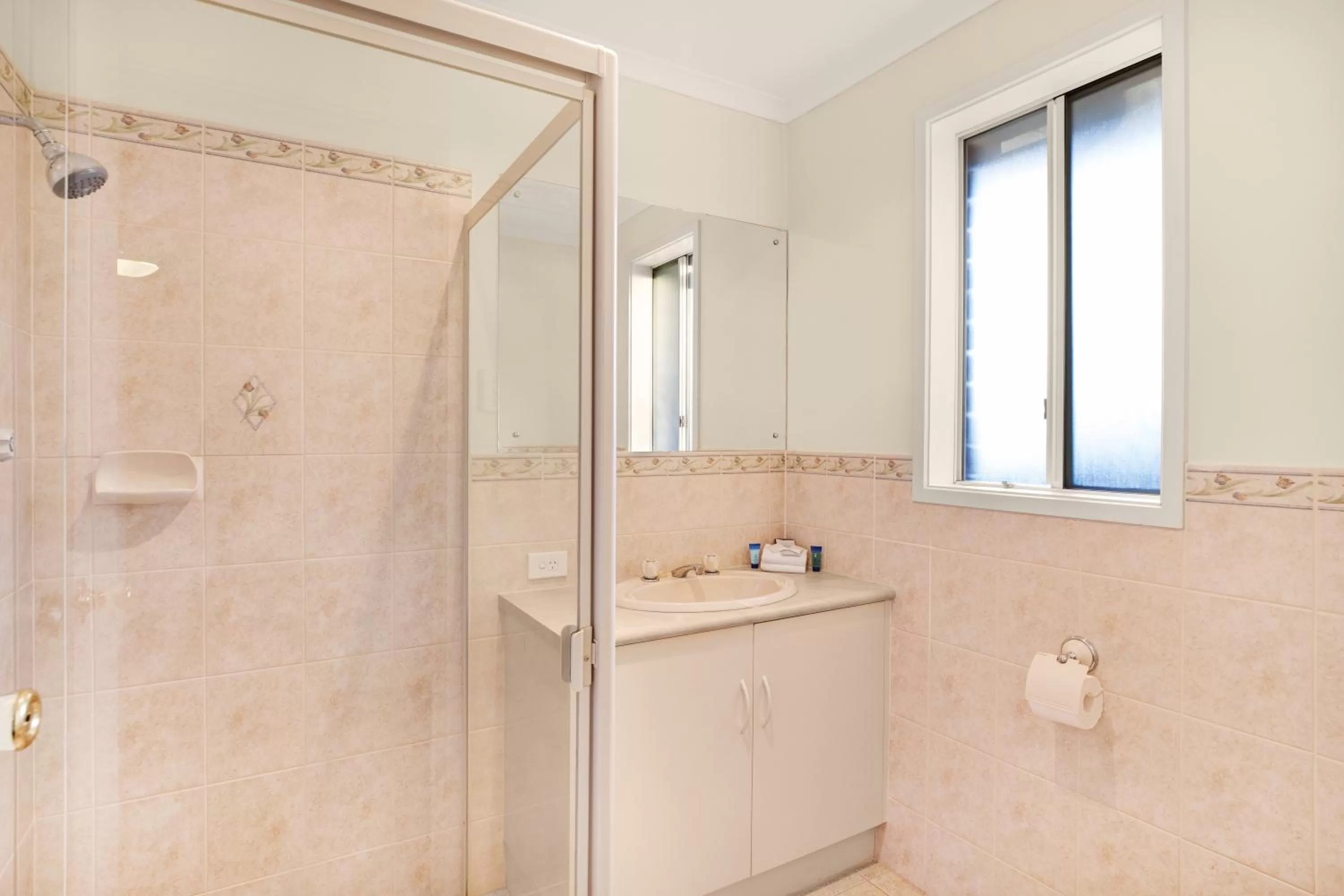 Bathroom in Adelaide Road Motor Lodge