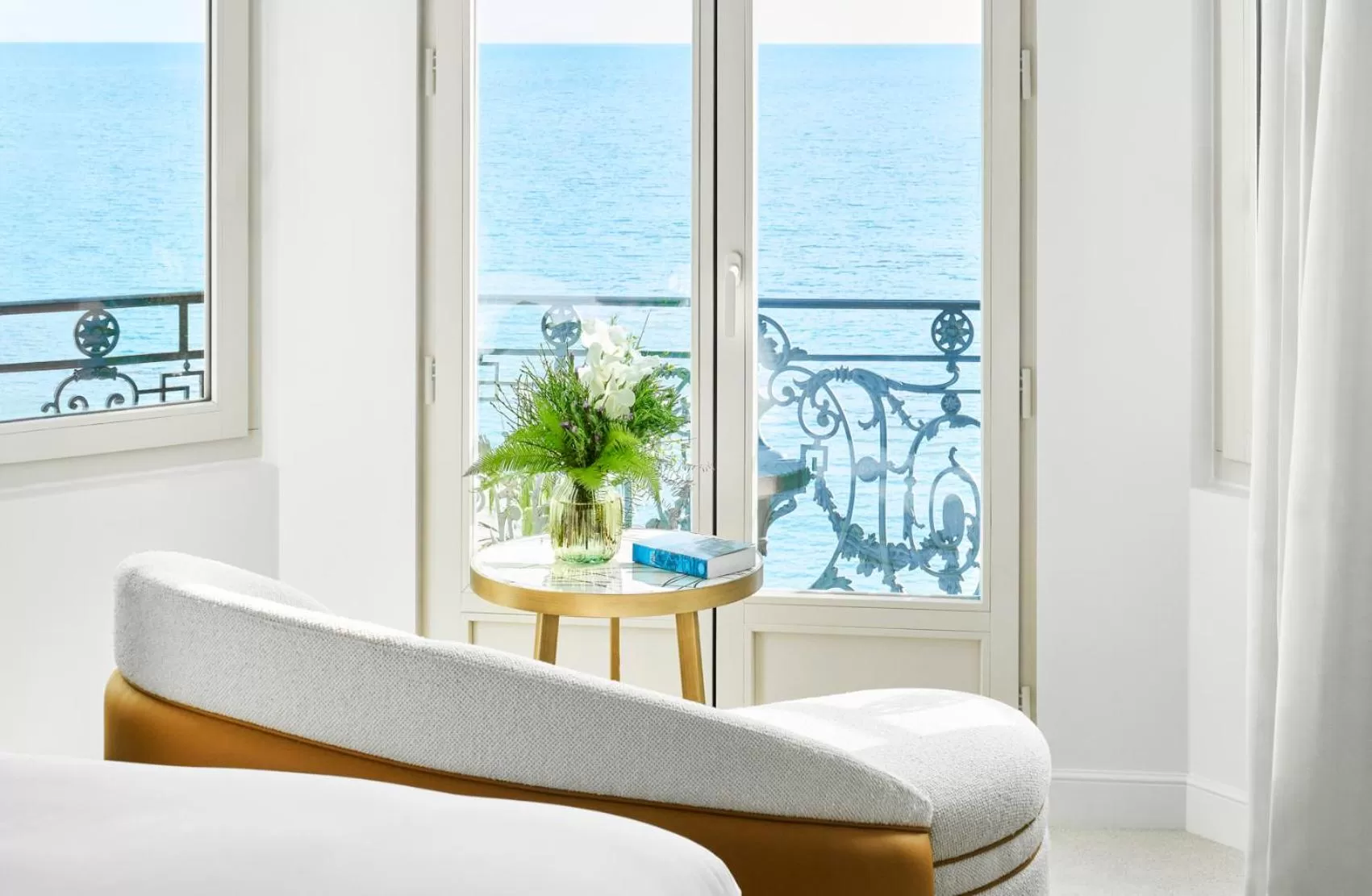 Sea view, Bed in Carlton Cannes, a Regent Hotel