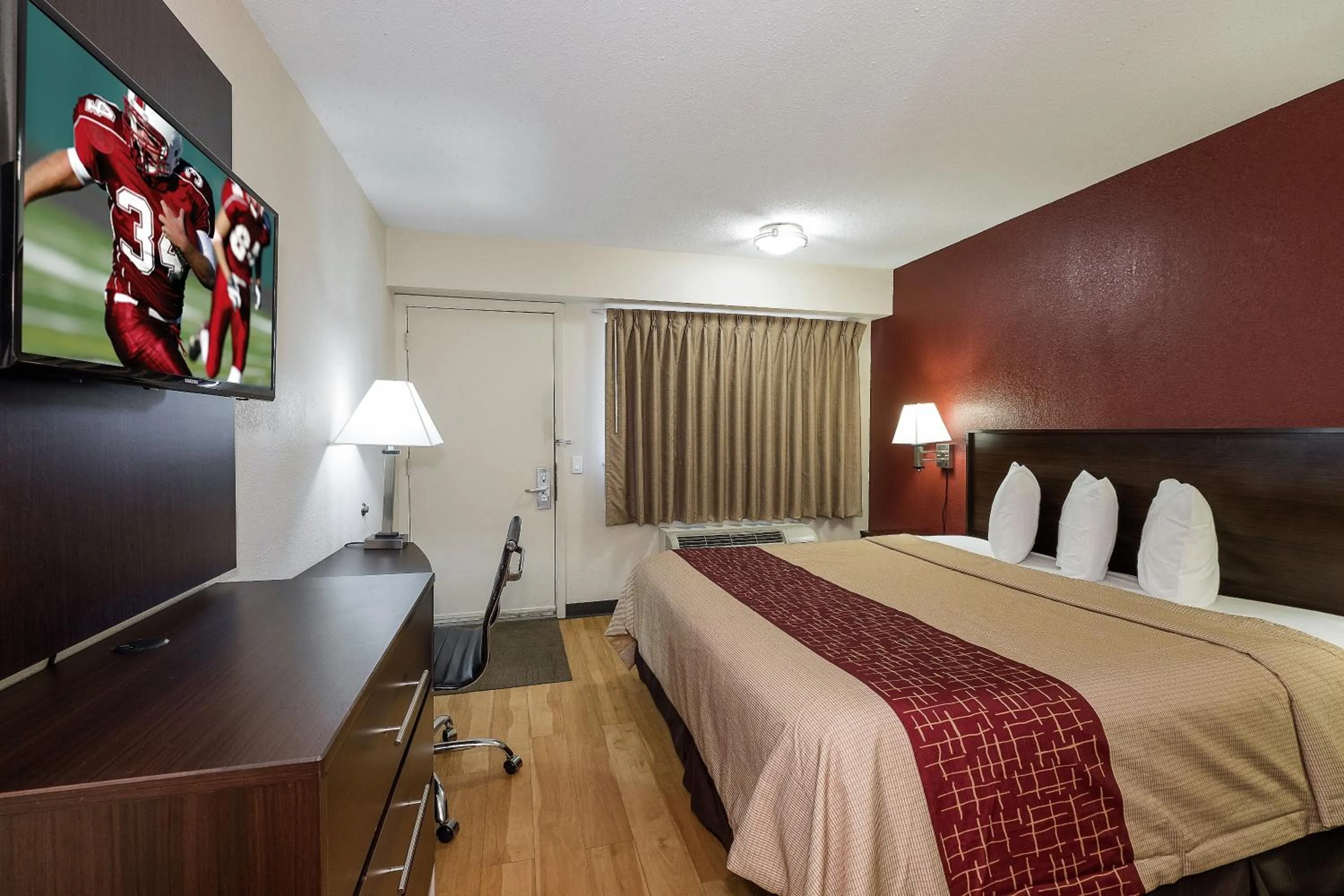 Photo of the whole room, Bed in Red Roof Inn Columbus East- Reynoldsburg