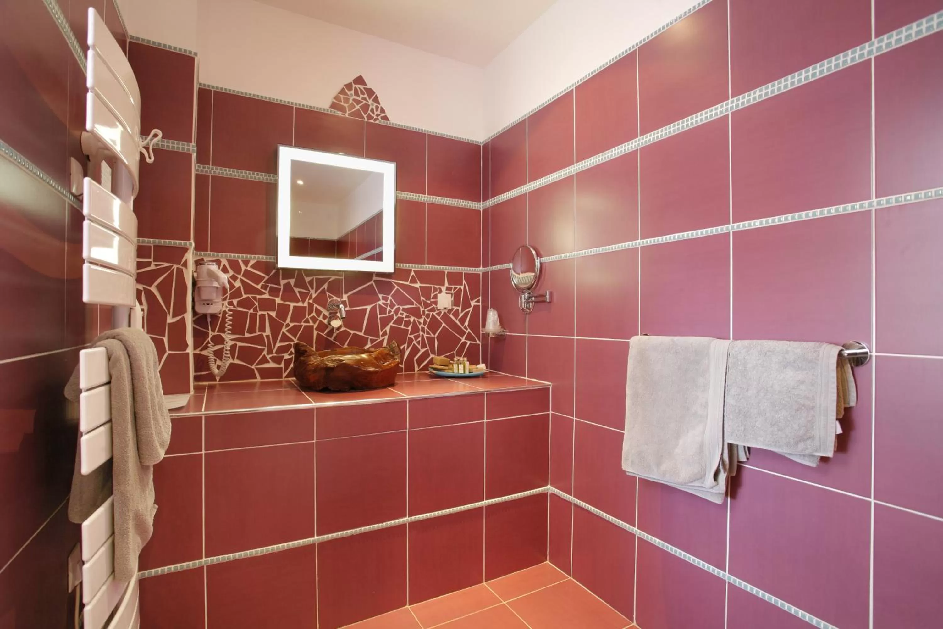 Bathroom in The Originals Hôtel Le Cise Restaurant Chambres et Suites