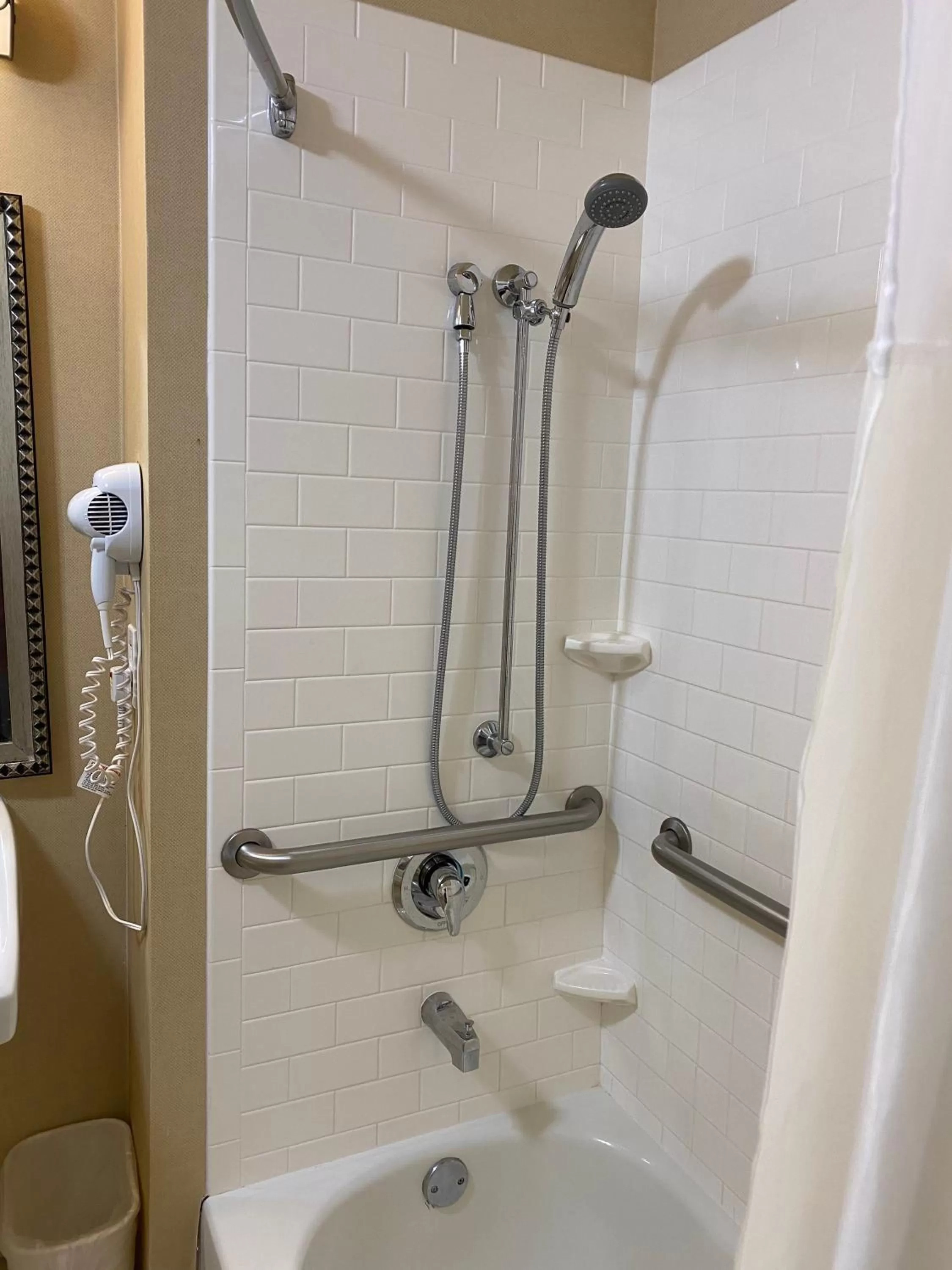 Shower in Royal Pacific Motor Inn
