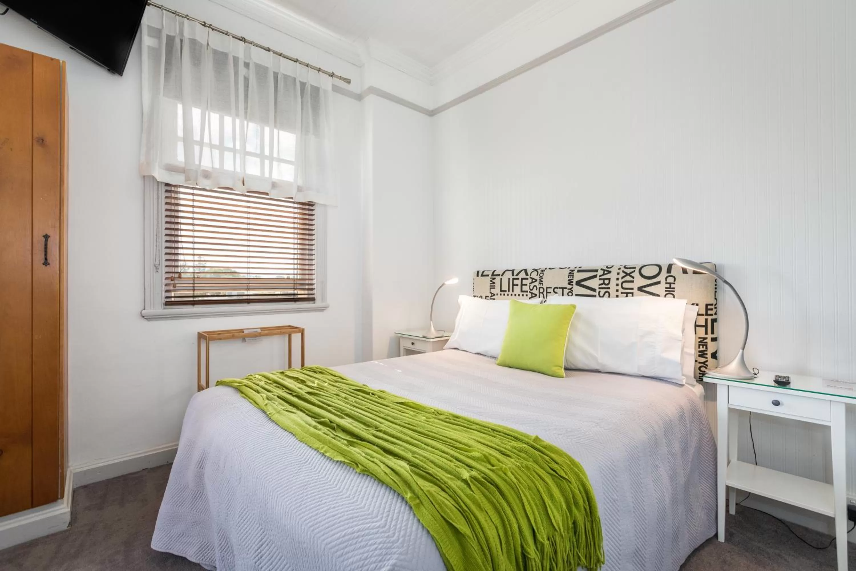 Photo of the whole room, Bed in Cumquat House