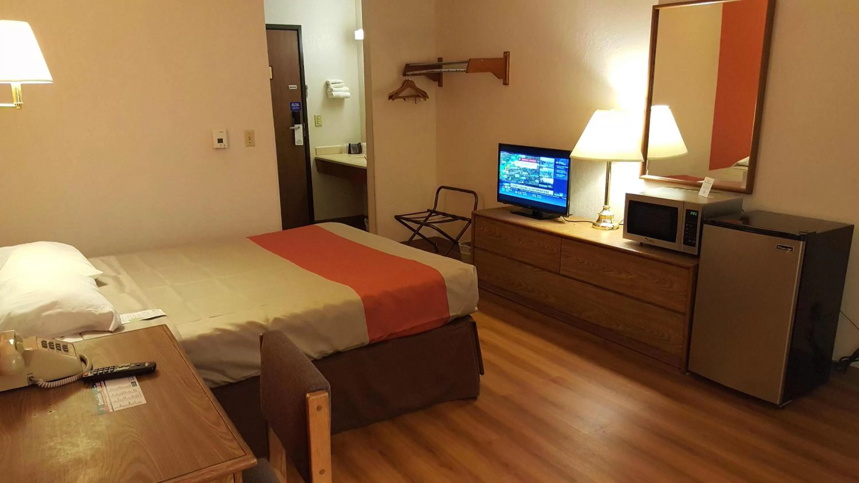 Photo of the whole room, Bed in Motel 6-Saukville, WI