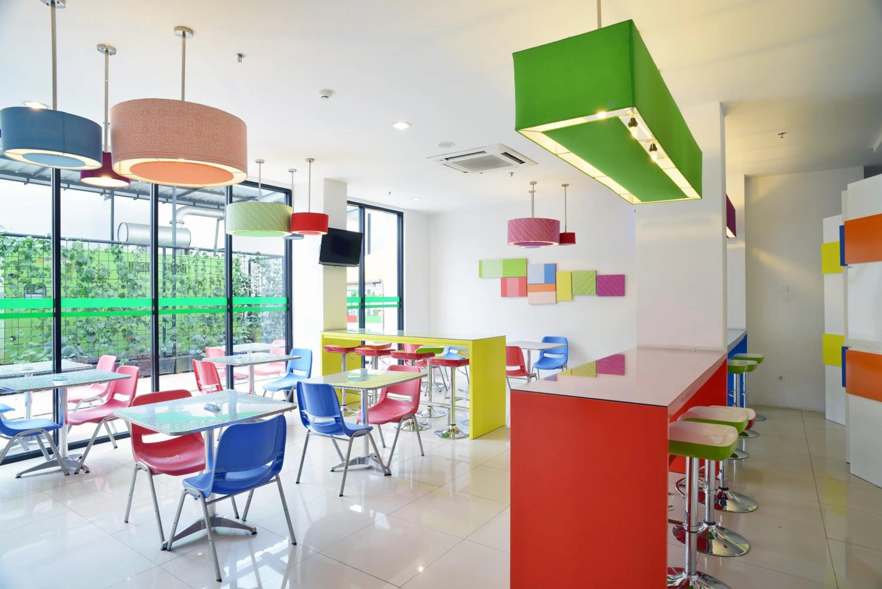 Communal lounge/ TV room in POP! Hotel Tebet Jakarta