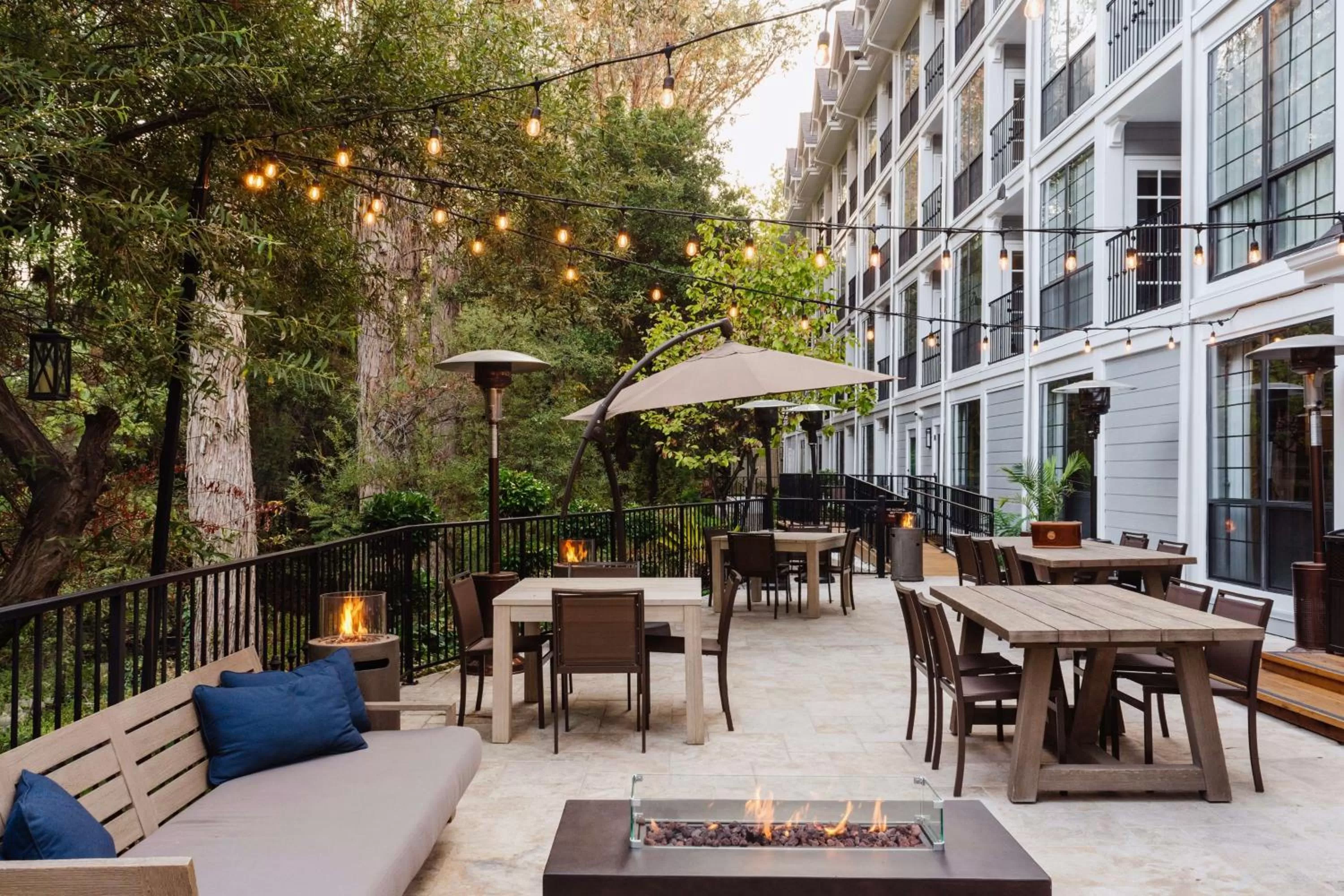 Lounge or bar in The Inn at Saratoga, Tapestry Collection by Hilton