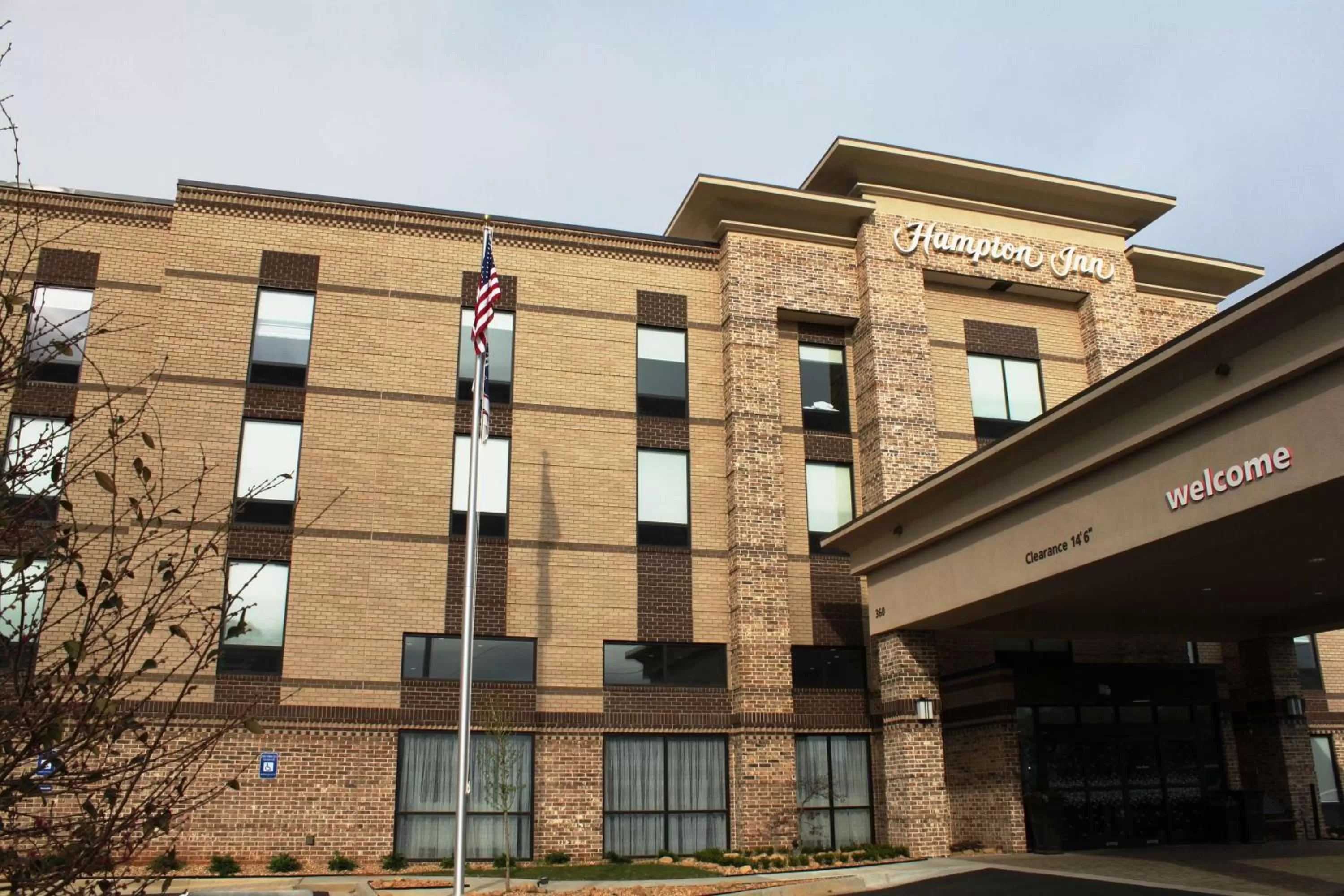 Property building in Hampton Inn Forsyth