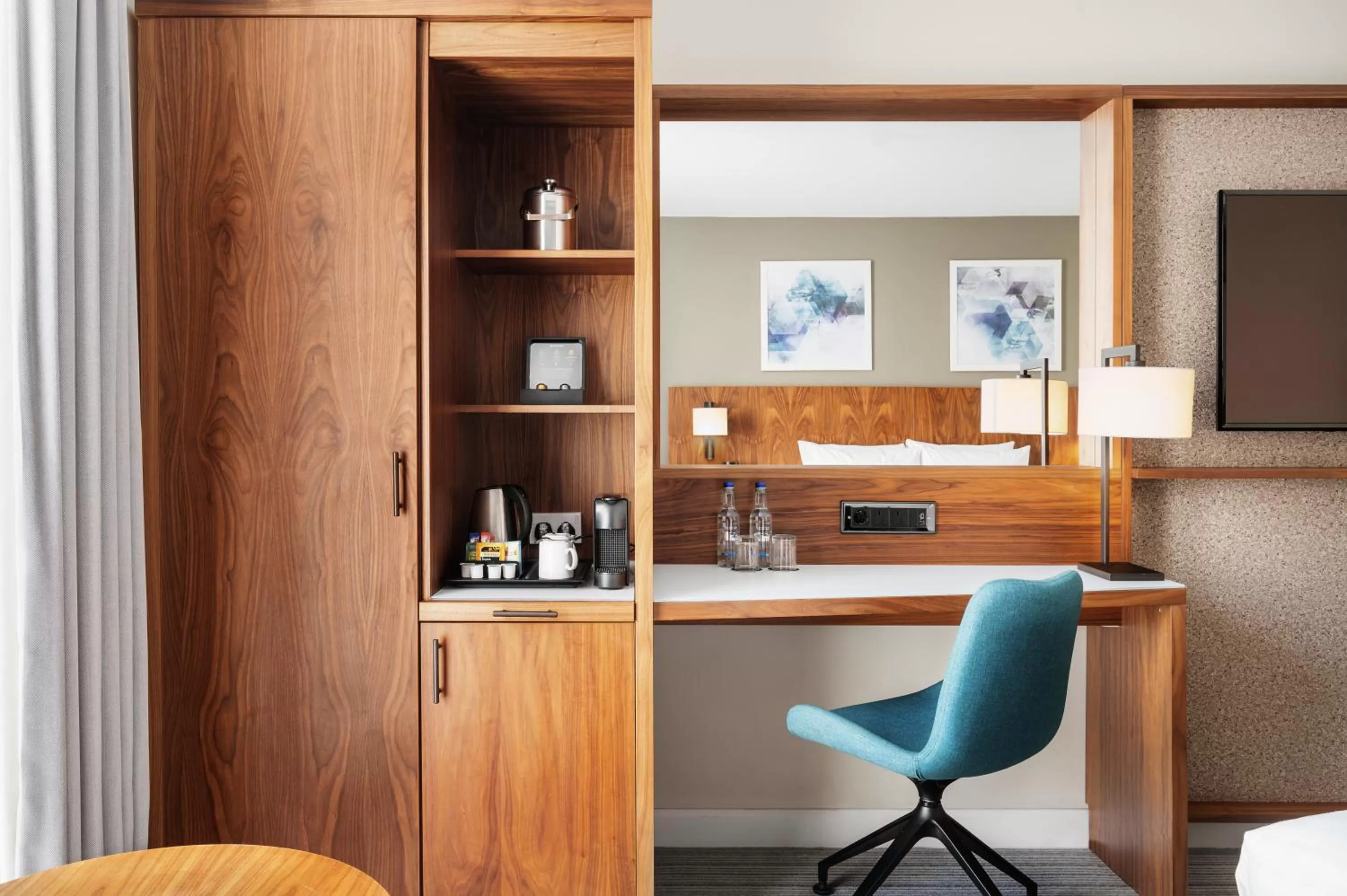 Coffee/tea facilities in Courtyard by Marriott London Gatwick Airport