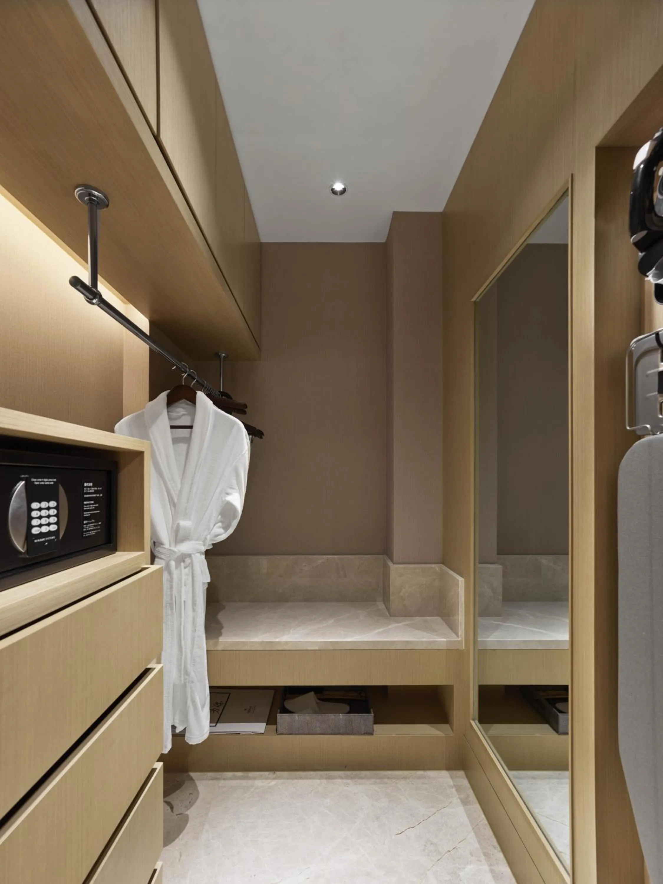 wardrobe, Bed in Hilton Shanghai Songjiang Guangfulin