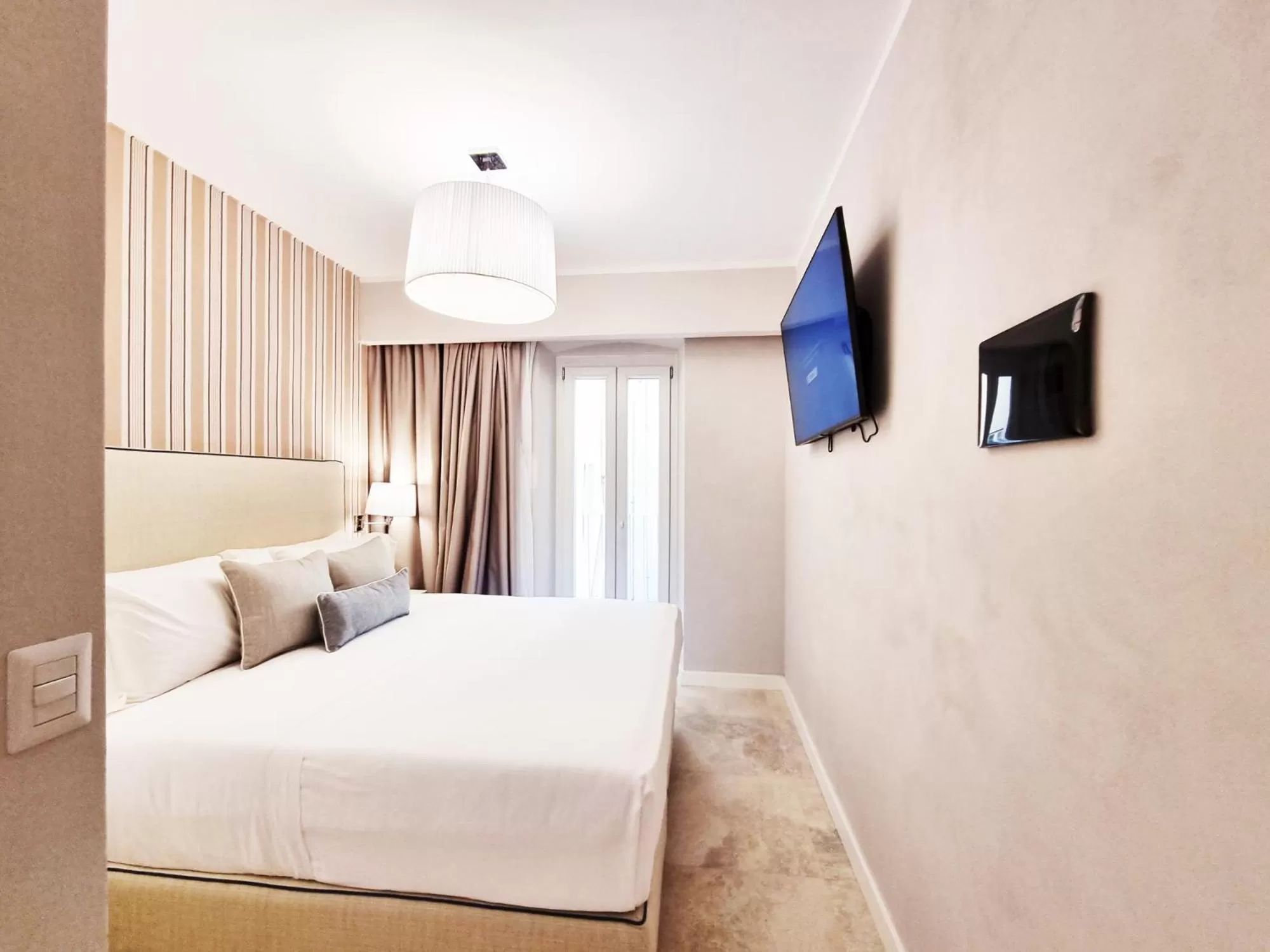 TV and multimedia, Bed in Hotel Plaza